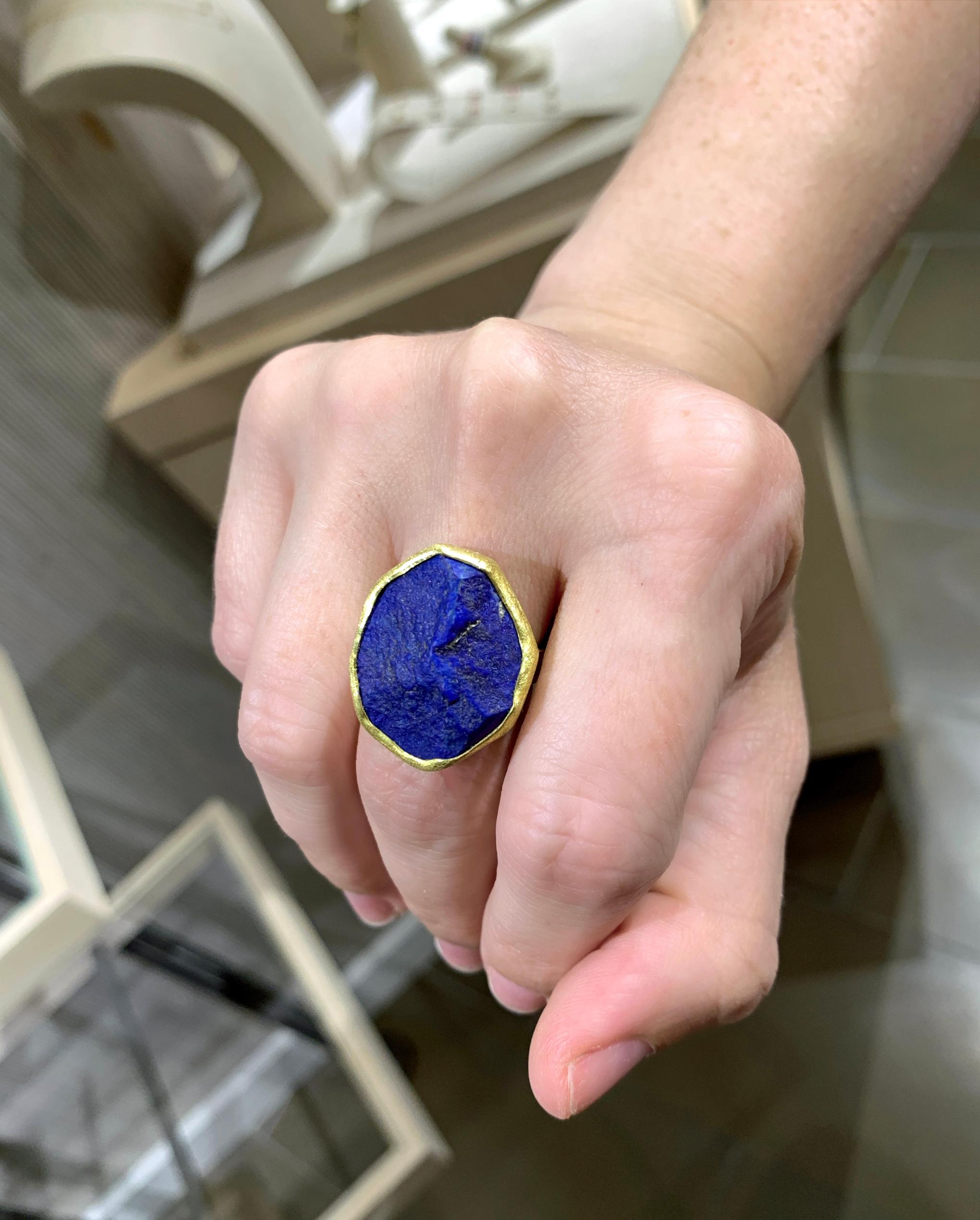 Einzigartiger Ring, handgefertigt von der Meisterschmuckmacherin Petra Class, mit einem spektakulären, extra großen, 21,0 Karat schweren, goldfarbenen Lapislazuli, eingefasst in 22 Karat Gelbgold auf einem breiten, strukturierten 18 Karat