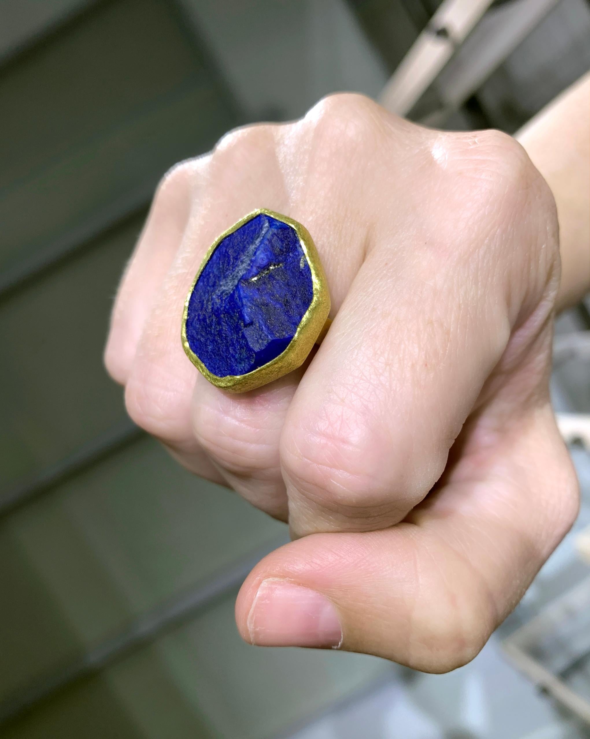 Einzigartiger Ring aus 22 Karat Gelbgold mit Rohblauem Lapislazuli, Petra Class 2024 (Künstler*in)