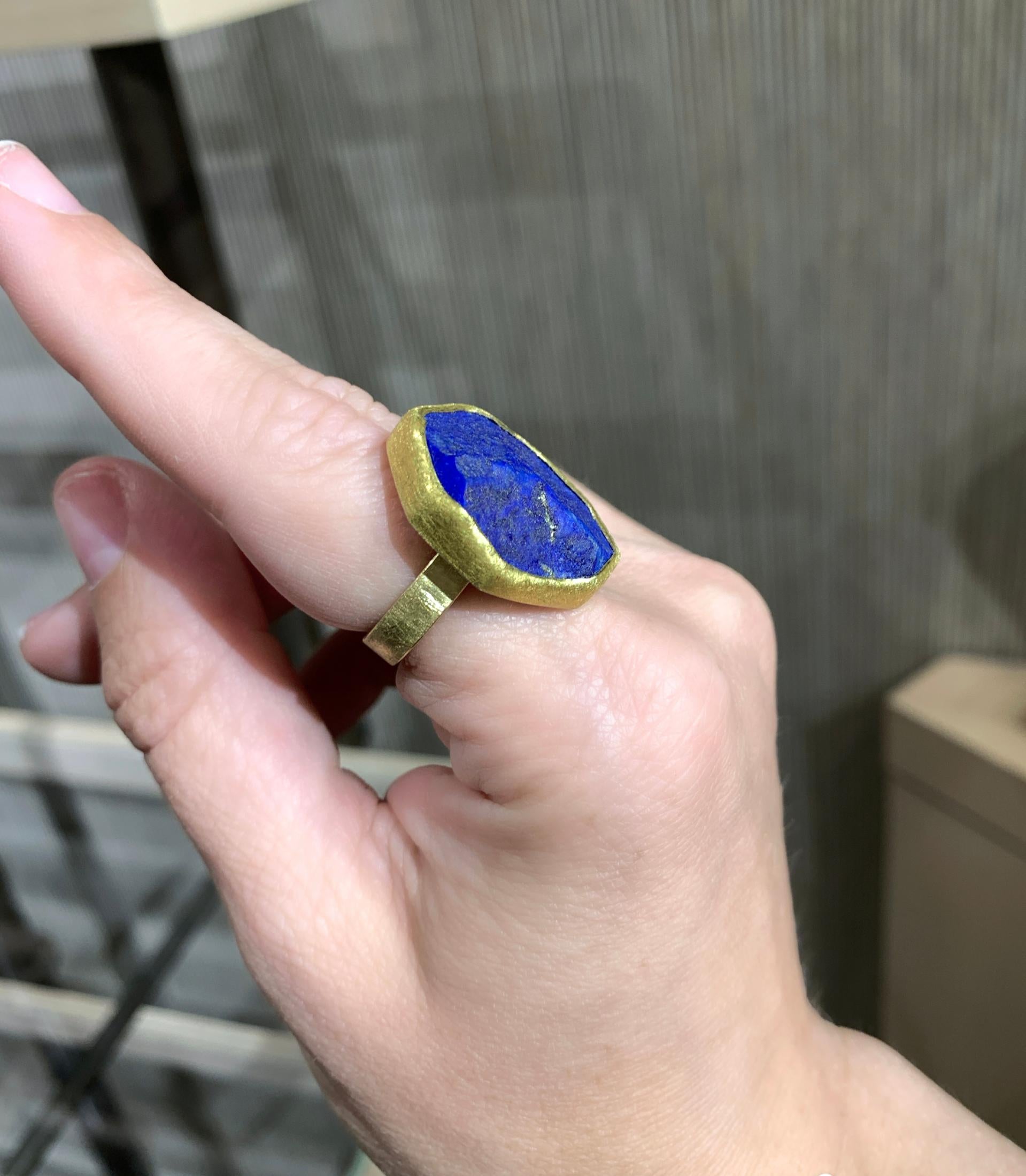 Einzigartiger Ring aus 22 Karat Gelbgold mit Rohblauem Lapislazuli, Petra Class 2024 (Rohschliff)