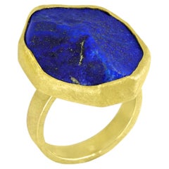 Anello unico in oro giallo 22k con lapislazzuli blu grezzo, Petra Class 2024