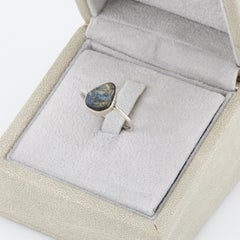 Anillo de plata con zafiro azul en bruto