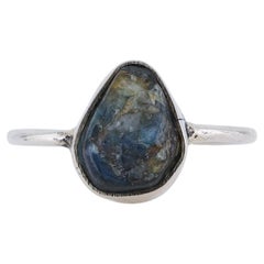 Anillo de plata con zafiro azul en bruto