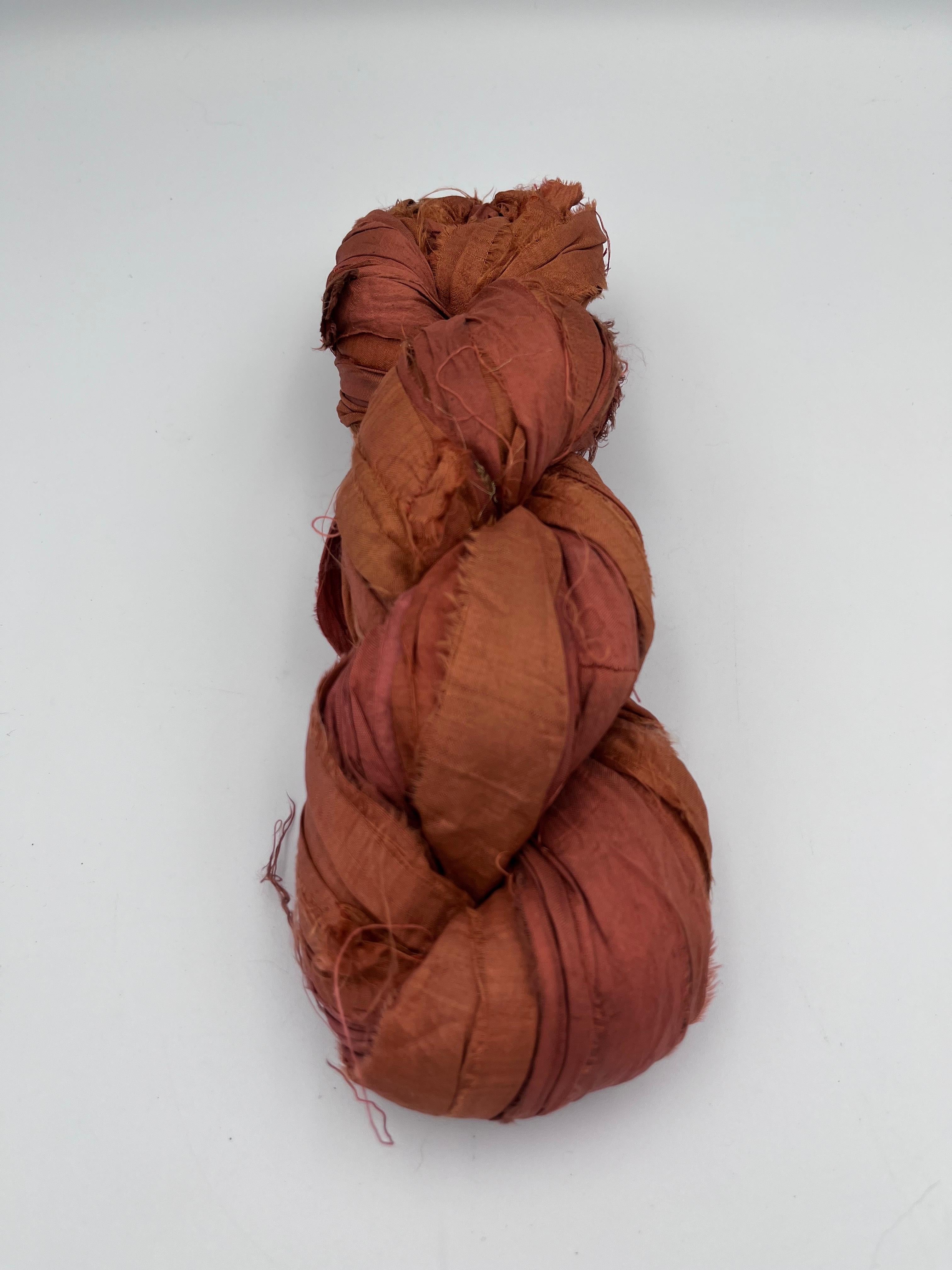 Tinto Nastro di seta indiano tagliato grossolanamente e tinto a mano in arancione bruciato, con finiture in seta irregolare in vendita