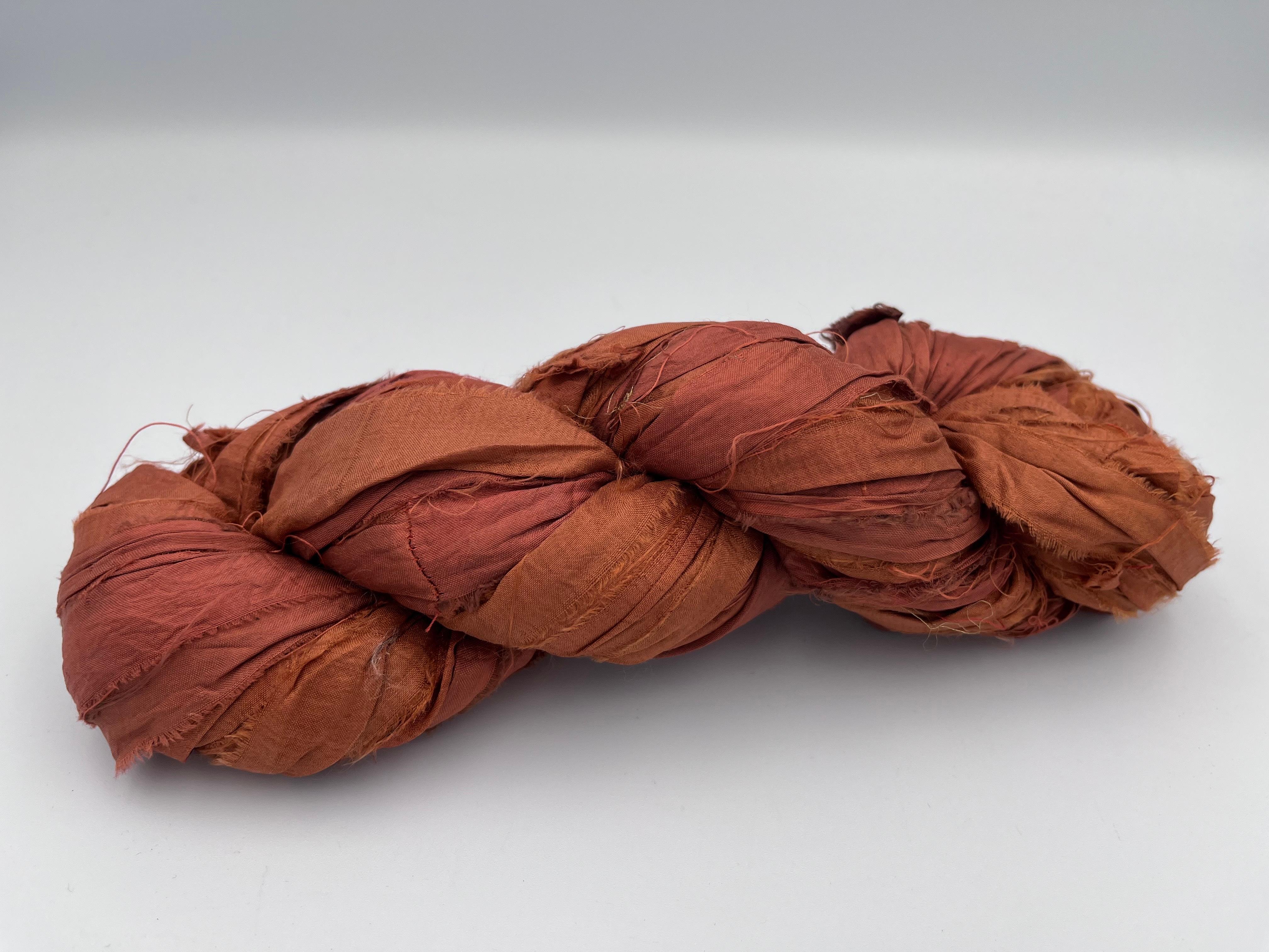 Nastro di seta indiano tagliato grossolanamente e tinto a mano in arancione bruciato, con finiture in seta irregolare In condizioni buone in vendita a Red Lion, PA