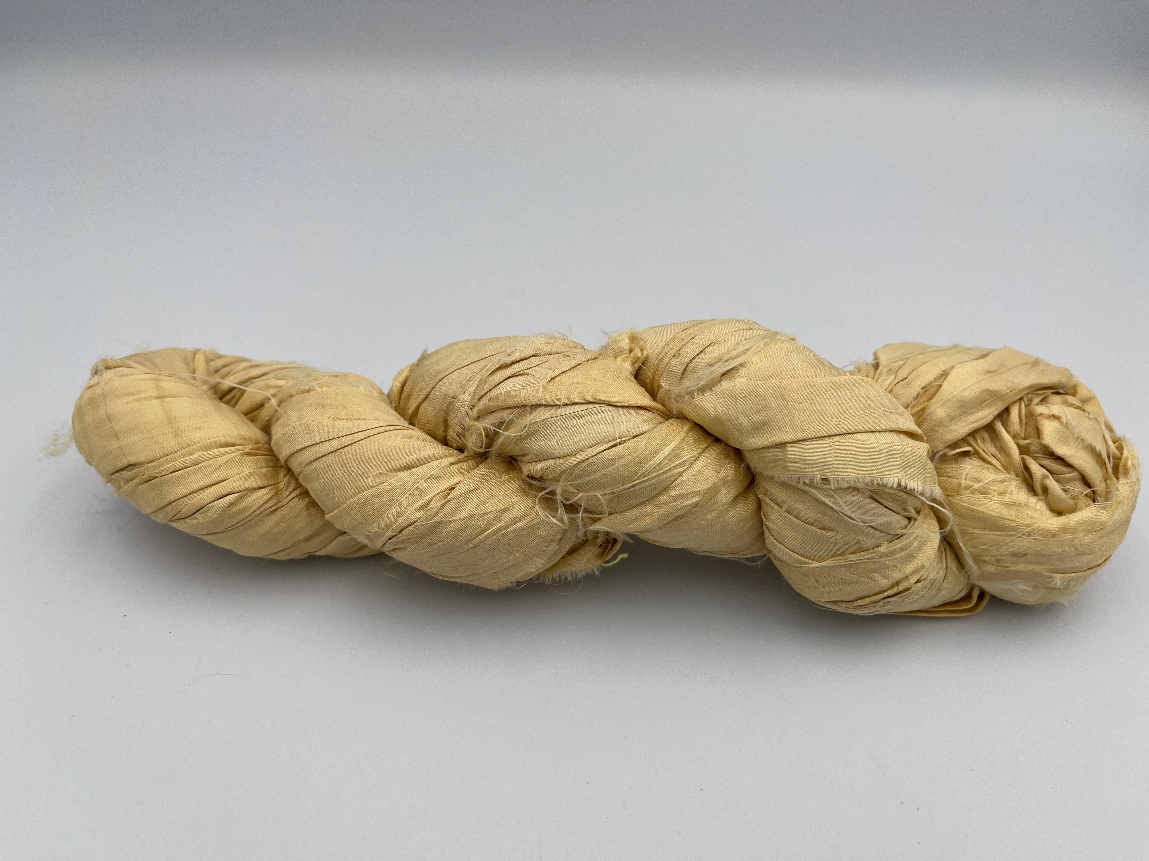 Verleihen Sie Ihrem Styling einen Hauch von luxuriöser Textur und goldener Wärme mit diesem indischen Seidenband im Vintage-Stil, das von Hand in einem strahlenden Goldgelb gefärbt wurde. Dieser wunderschöne Besatz ist grob und unregelmäßig