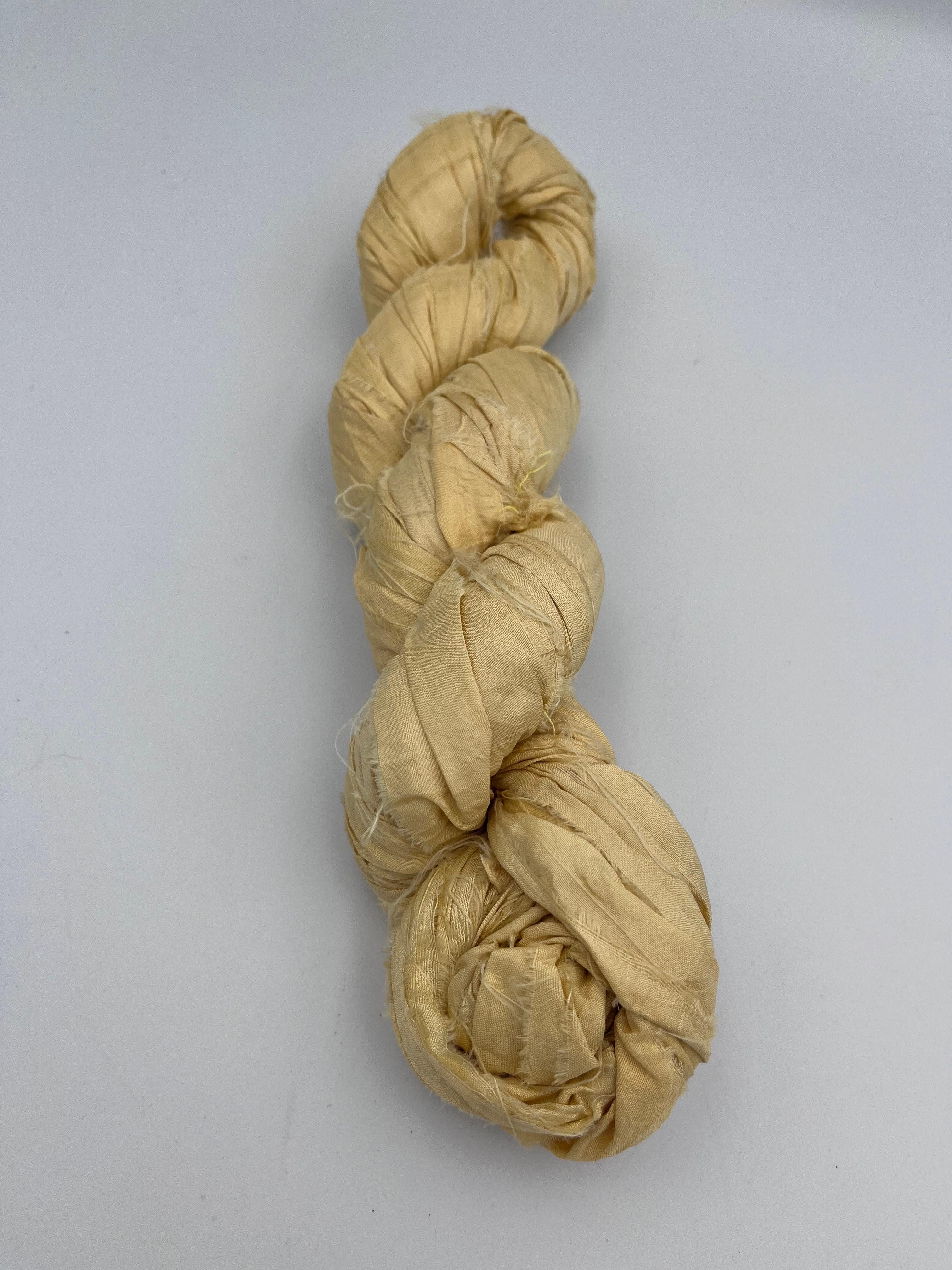 Rough Cut Vintage Indian Silk Ribbon Hand-Dyed Golden Yellow Irregular Silk Trim (Indisch) im Angebot