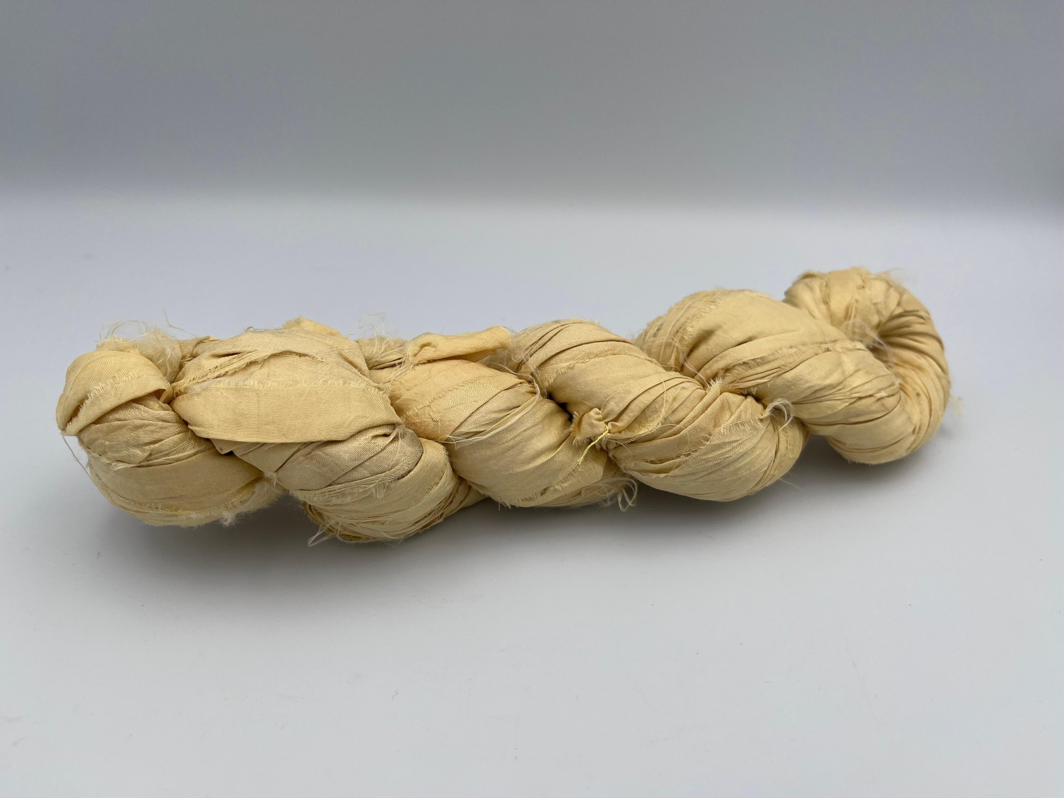Rough Cut Vintage Indian Silk Ribbon Hand-Dyed Golden Yellow Irregular Silk Trim (Gefärbt) im Angebot