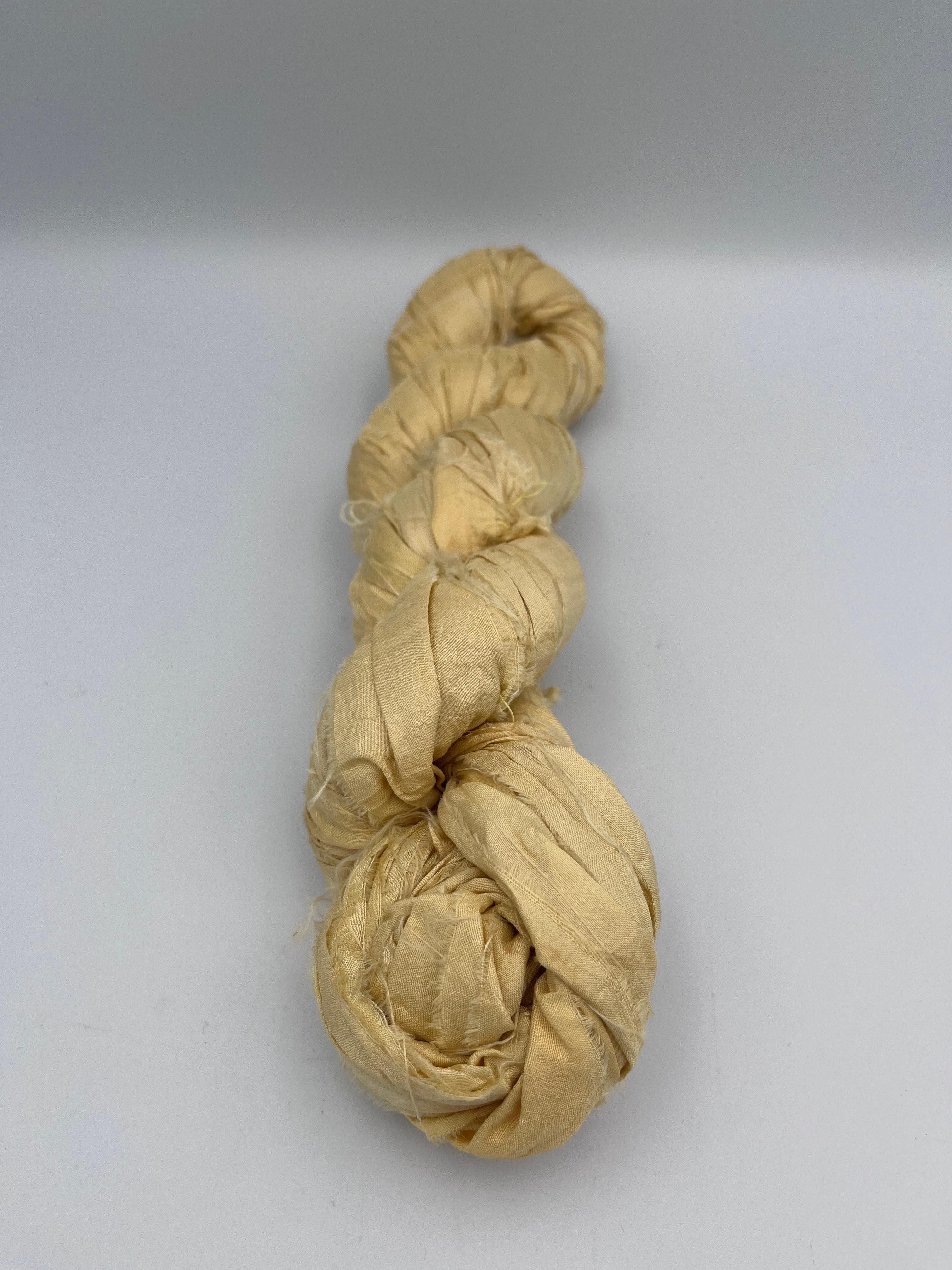 Rough Cut Vintage Indian Silk Ribbon Hand-Dyed Golden Yellow Irregular Silk Trim im Zustand „Gut“ im Angebot in Red Lion, PA