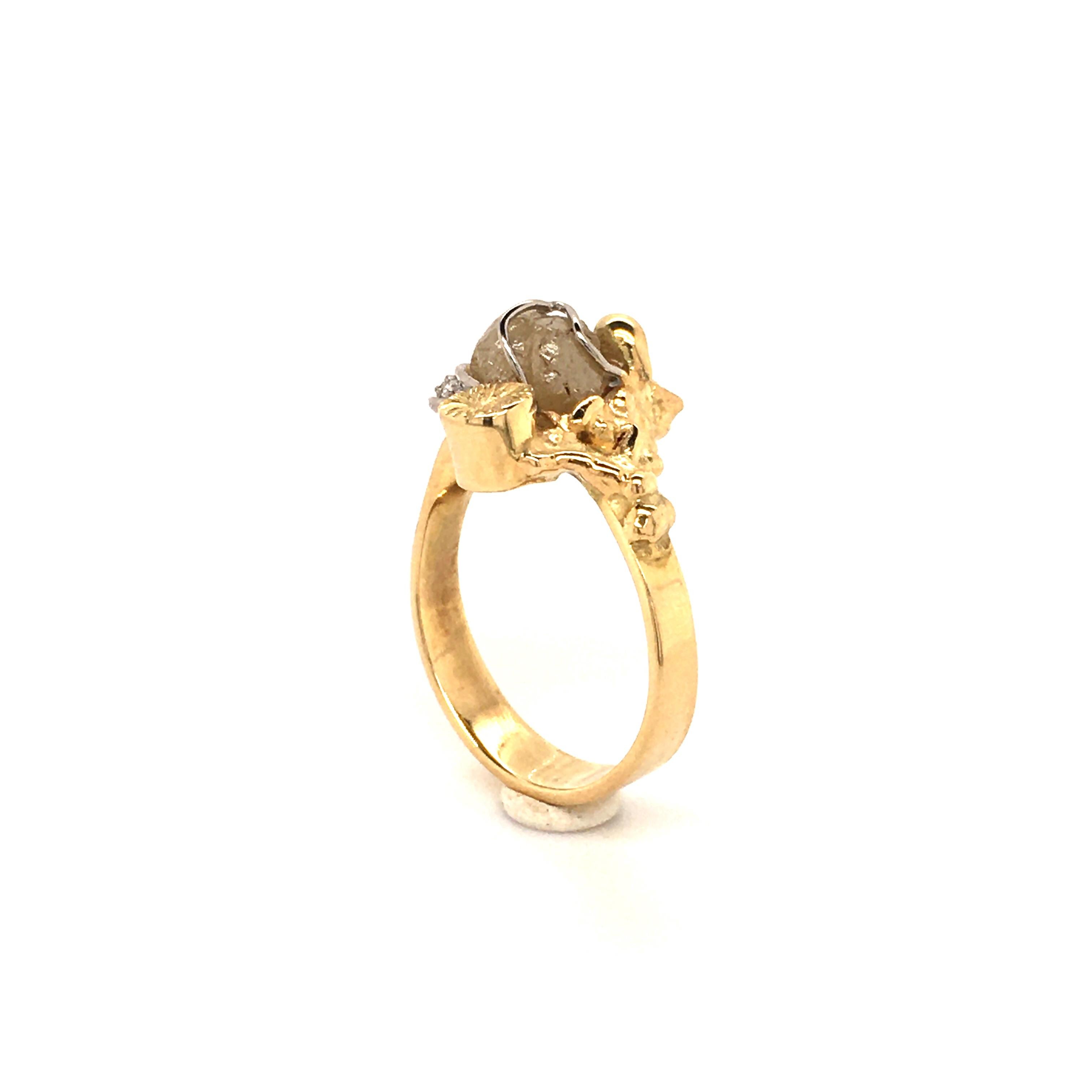 Rough Diamond and Brilliant Ring in 18 Karat Gold In Good Condition In Lucerne, CH