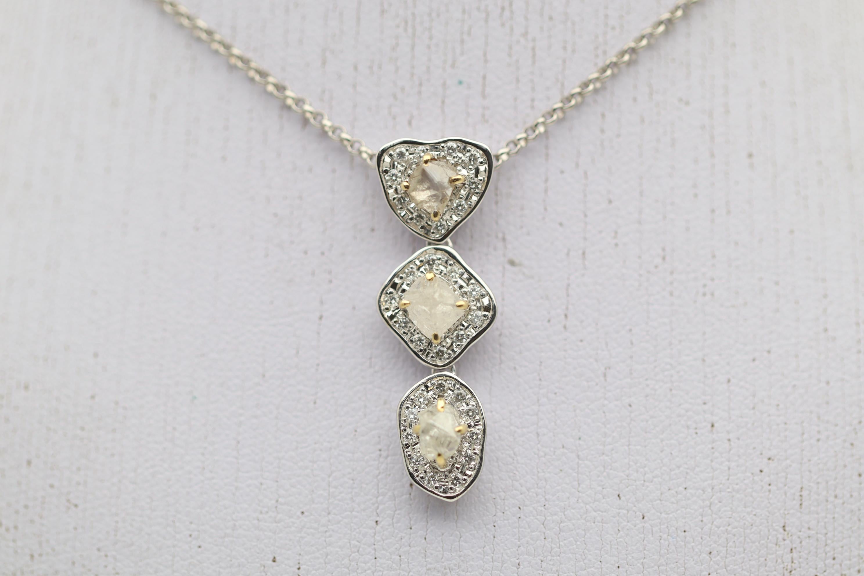 Un pendentif unique, élégant et tout simplement cool avec des diamants ronds traditionnels taille brillant et 3 diamants bruts ! Les diamants bruts sont simplement des diamants avant qu'ils ne soient taillés ou polis. Ils sont dans leur forme