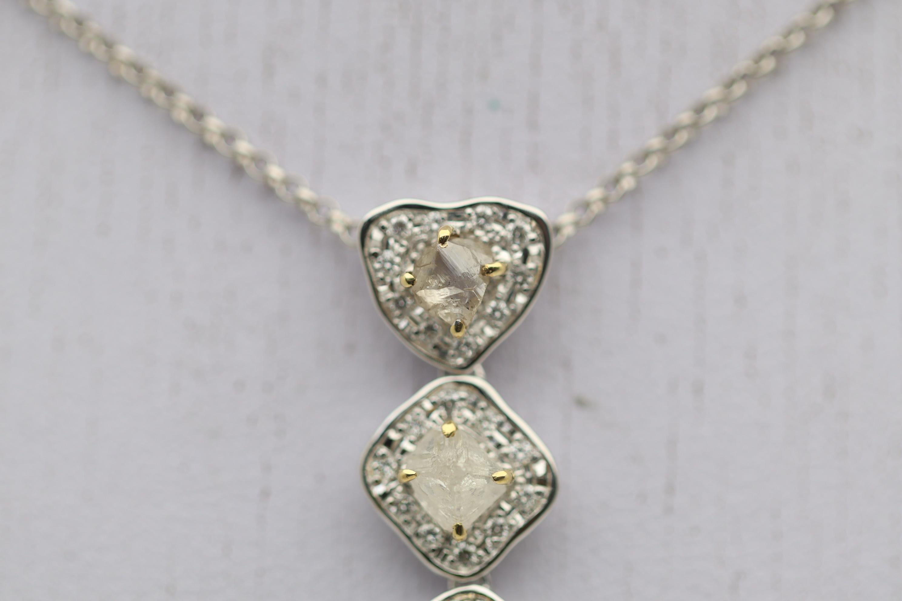 Taille grossière Pendentif en or en forme de diamant brut en vente