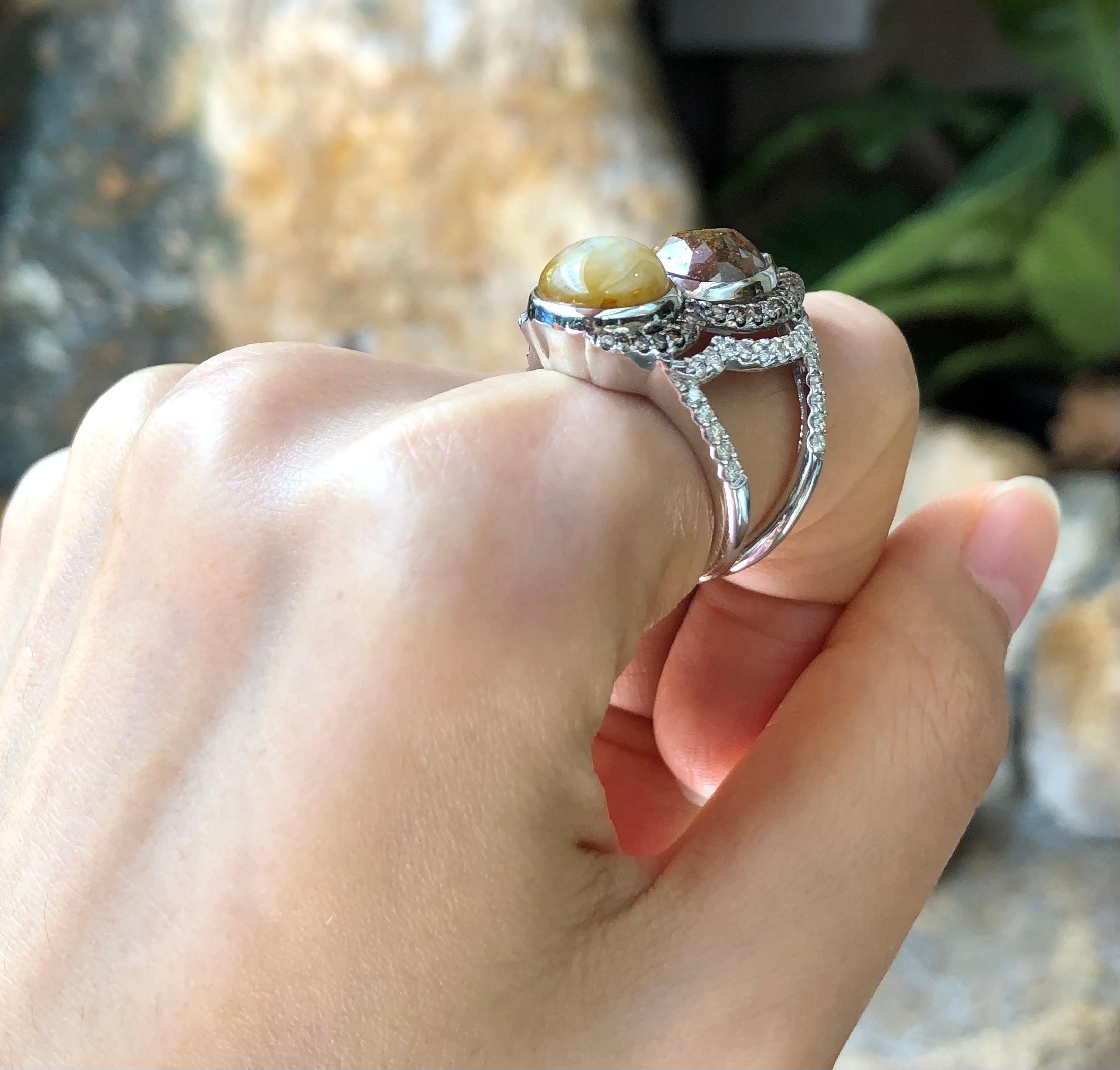 Taille mixte Bague étoilé en or blanc 18 carats sertie de diamants bruts, saphirs jaunes et diamants  en vente