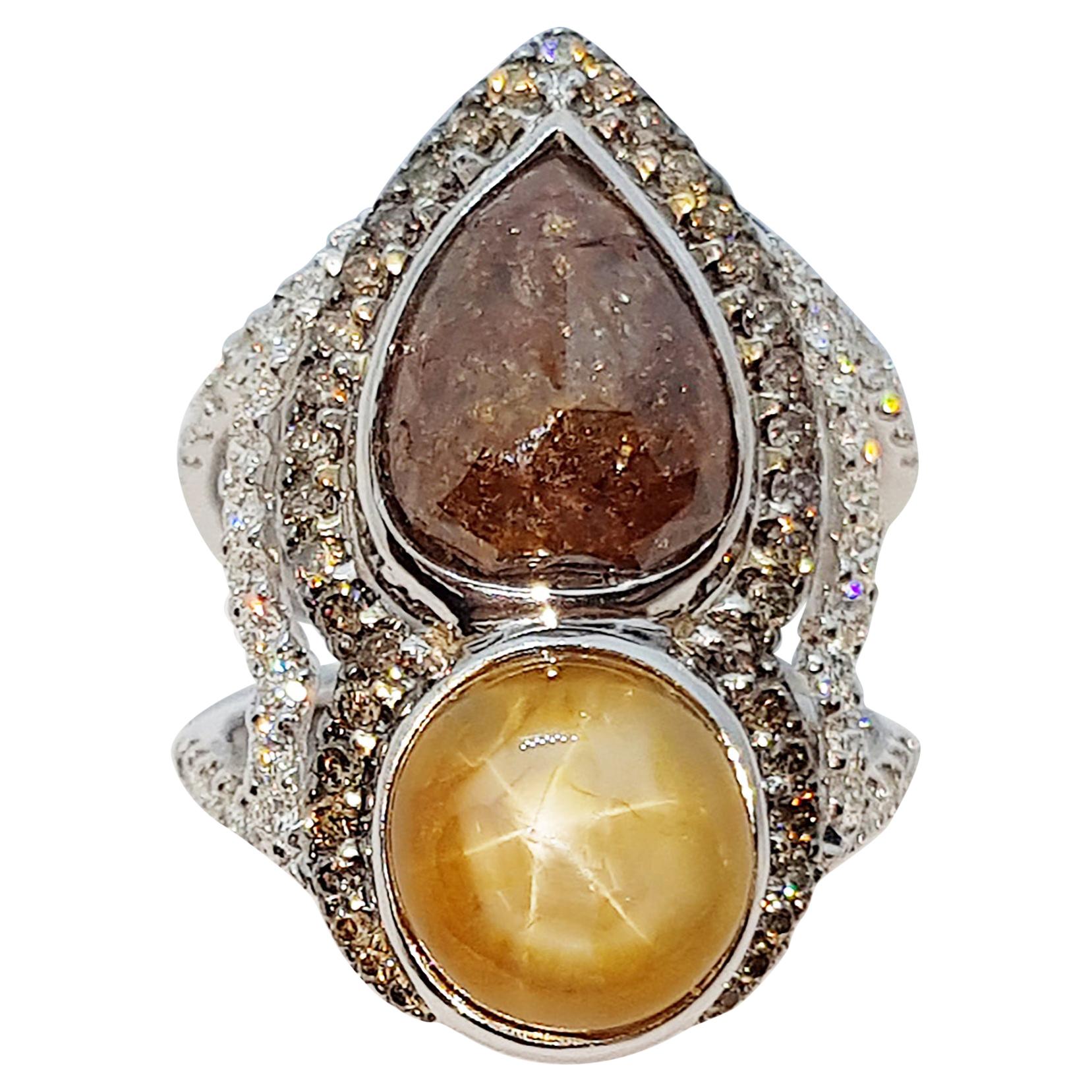 Bague étoilé en or blanc 18 carats sertie de diamants bruts, saphirs jaunes et diamants  en vente