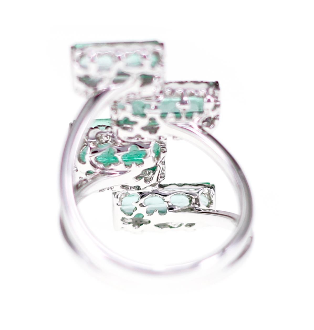 Organischer Ring mit Rohsmaragd und weißen Diamanten (Moderne) im Angebot