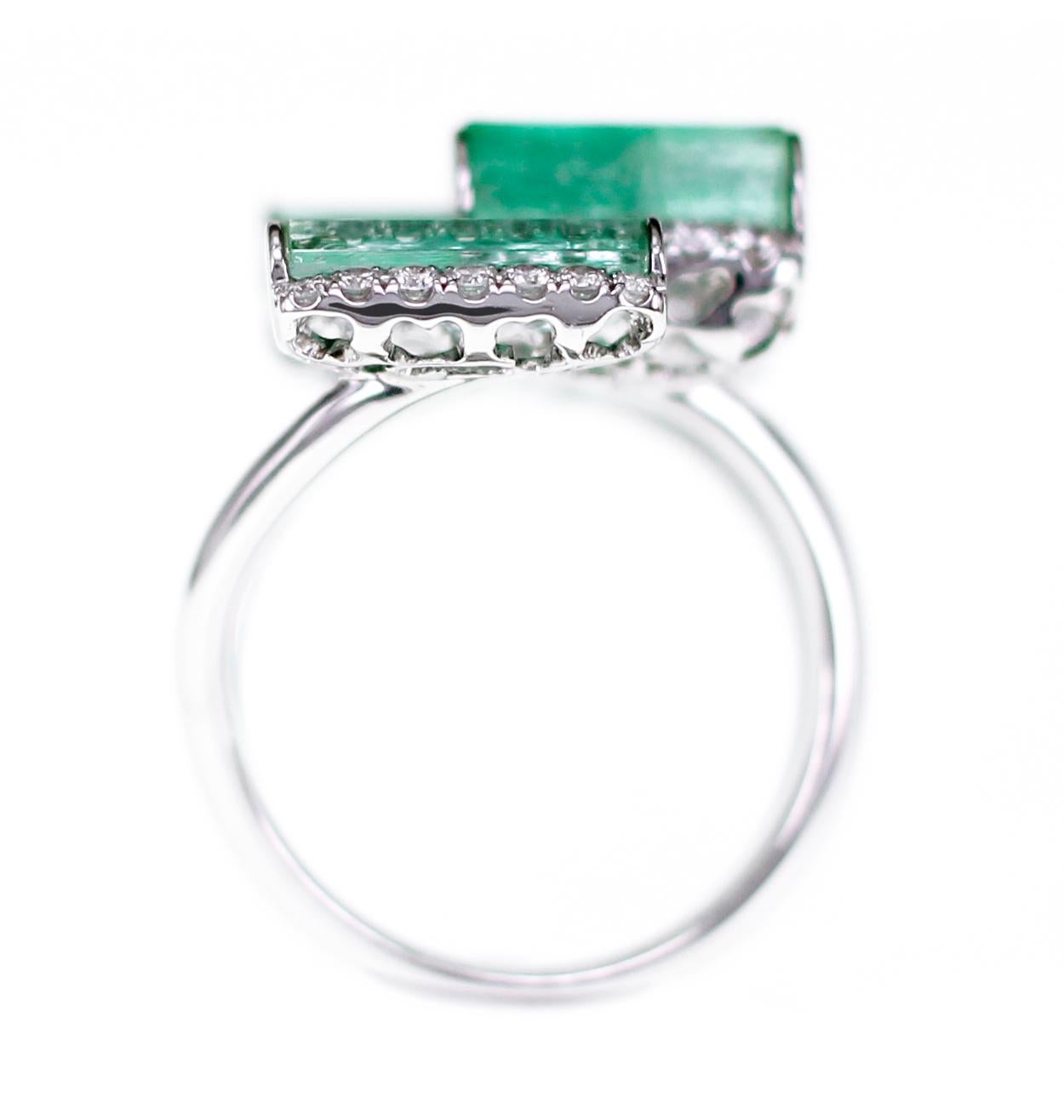 Organischer Ring mit Rohsmaragd und weißen Diamanten (Rundschliff) im Angebot