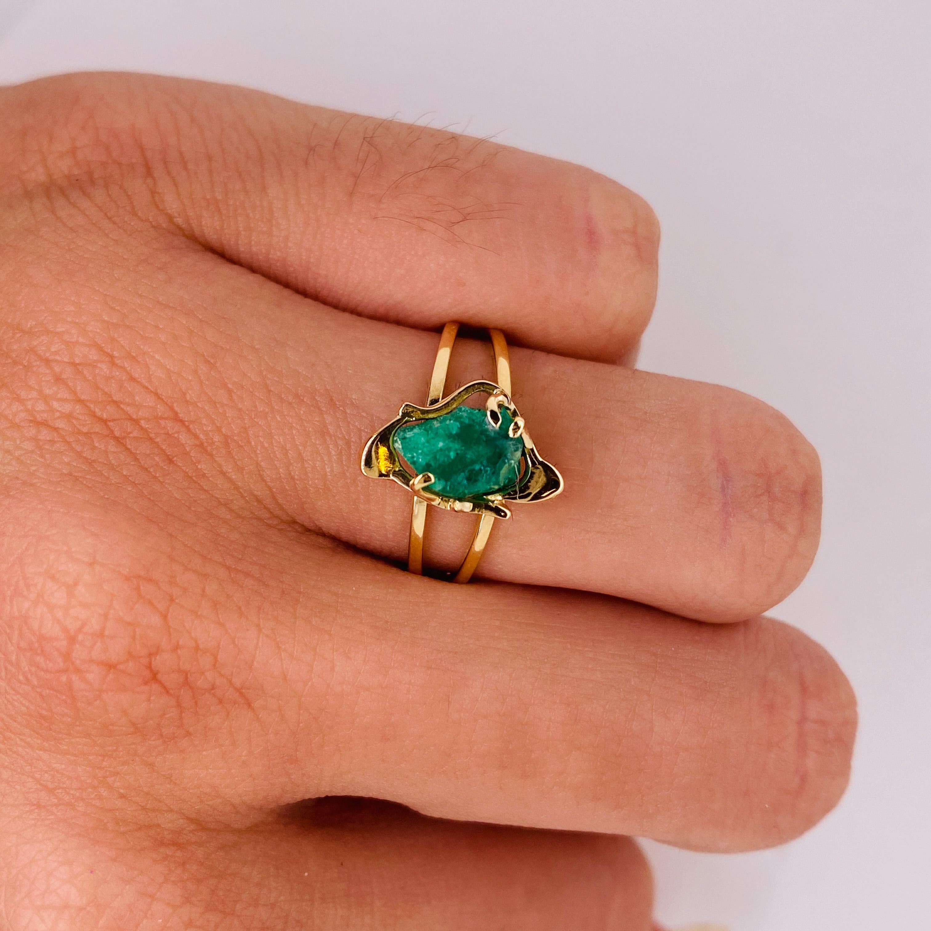 Roher Smaragd-Ring 14 Karat geteilter Ring Gelbgold Gr. 4,75 im Zustand „Neu“ in Austin, TX