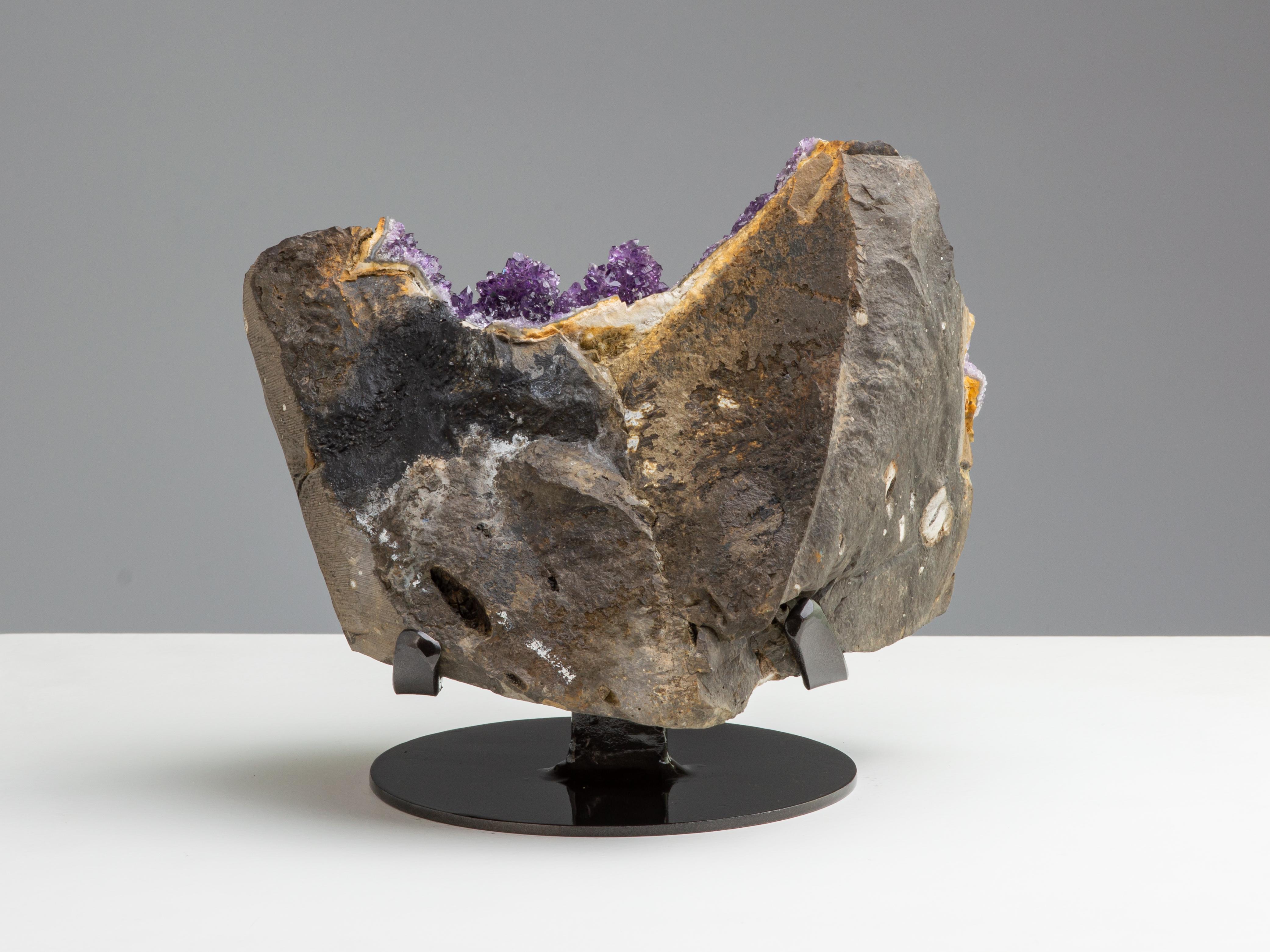Rough geode section with contrasting amethyst In Excellent Condition For Sale In London, GB