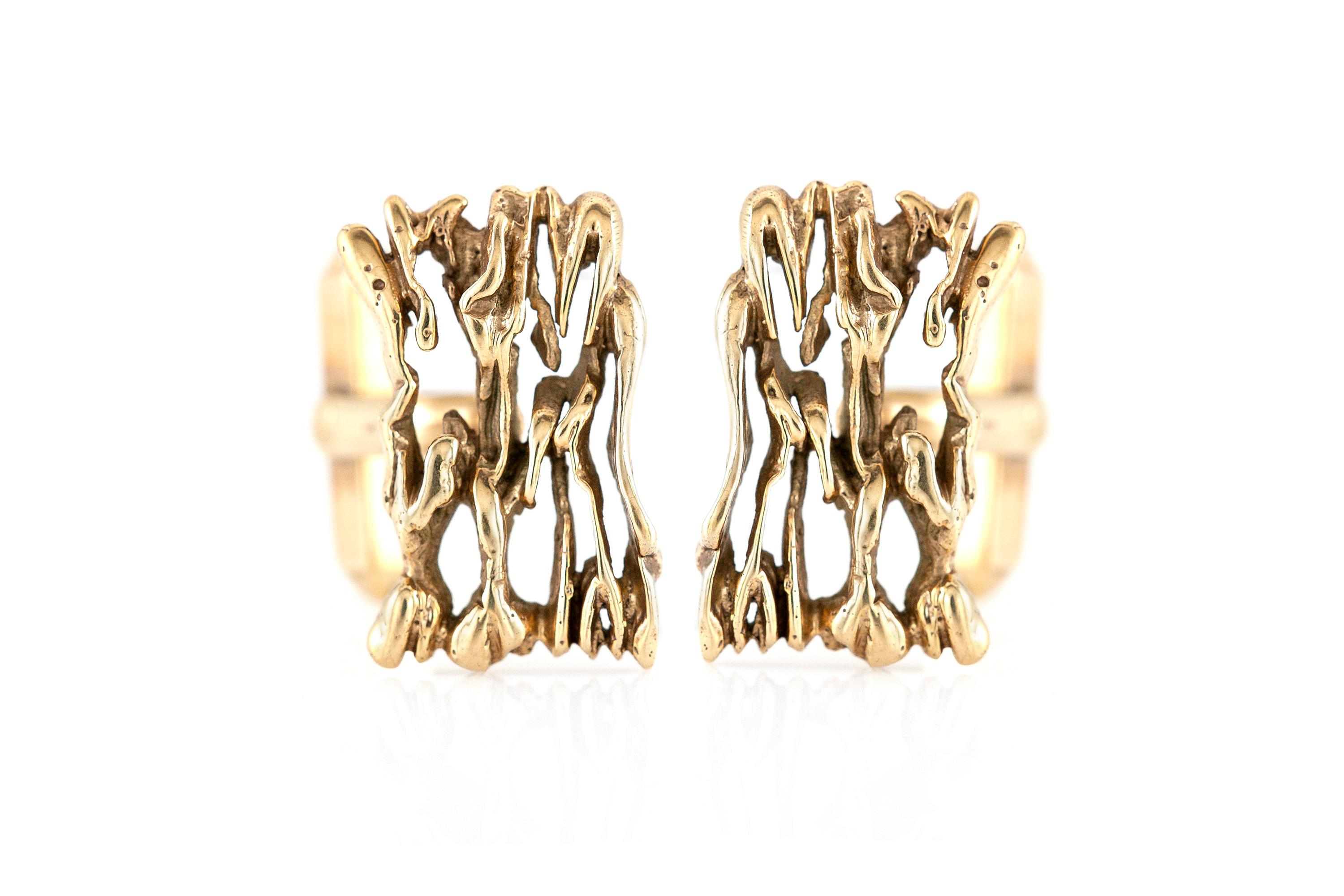 Cufflinks finely crafted in 9k gold, size of each cufflink is 1.10 inch. Circa 1920.