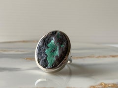 Anello d'argento con malachite grezza, malachite grezza in matrice