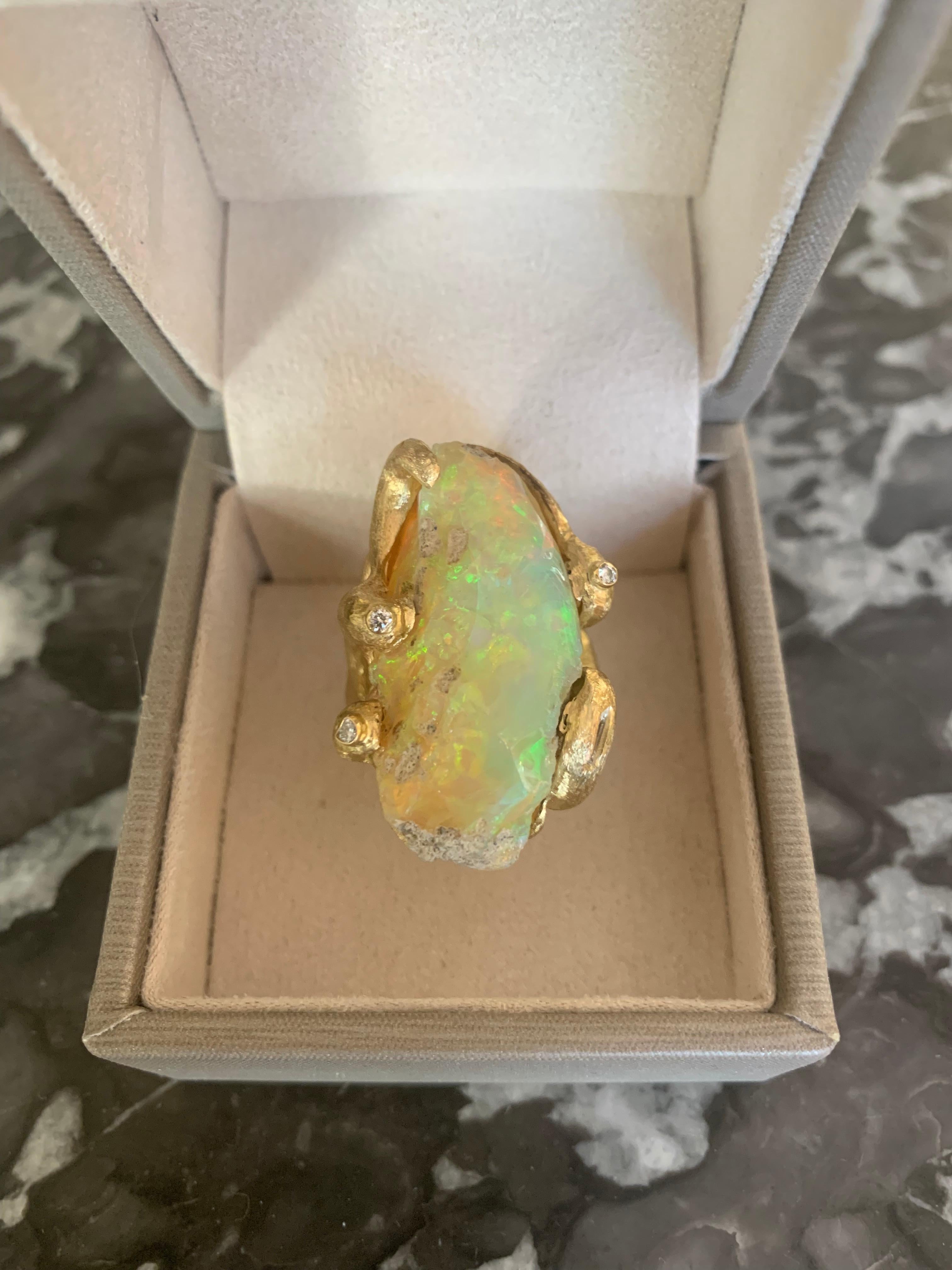 Contemporain Bague rocaille en or jaune 18 carats avec opale brute et diamants en vente