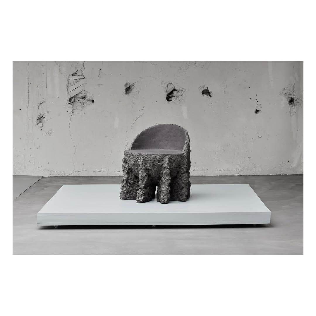 Forme organique brute, fauteuil contemporain en céramique gris foncé par Niclas Wolf en vente 1