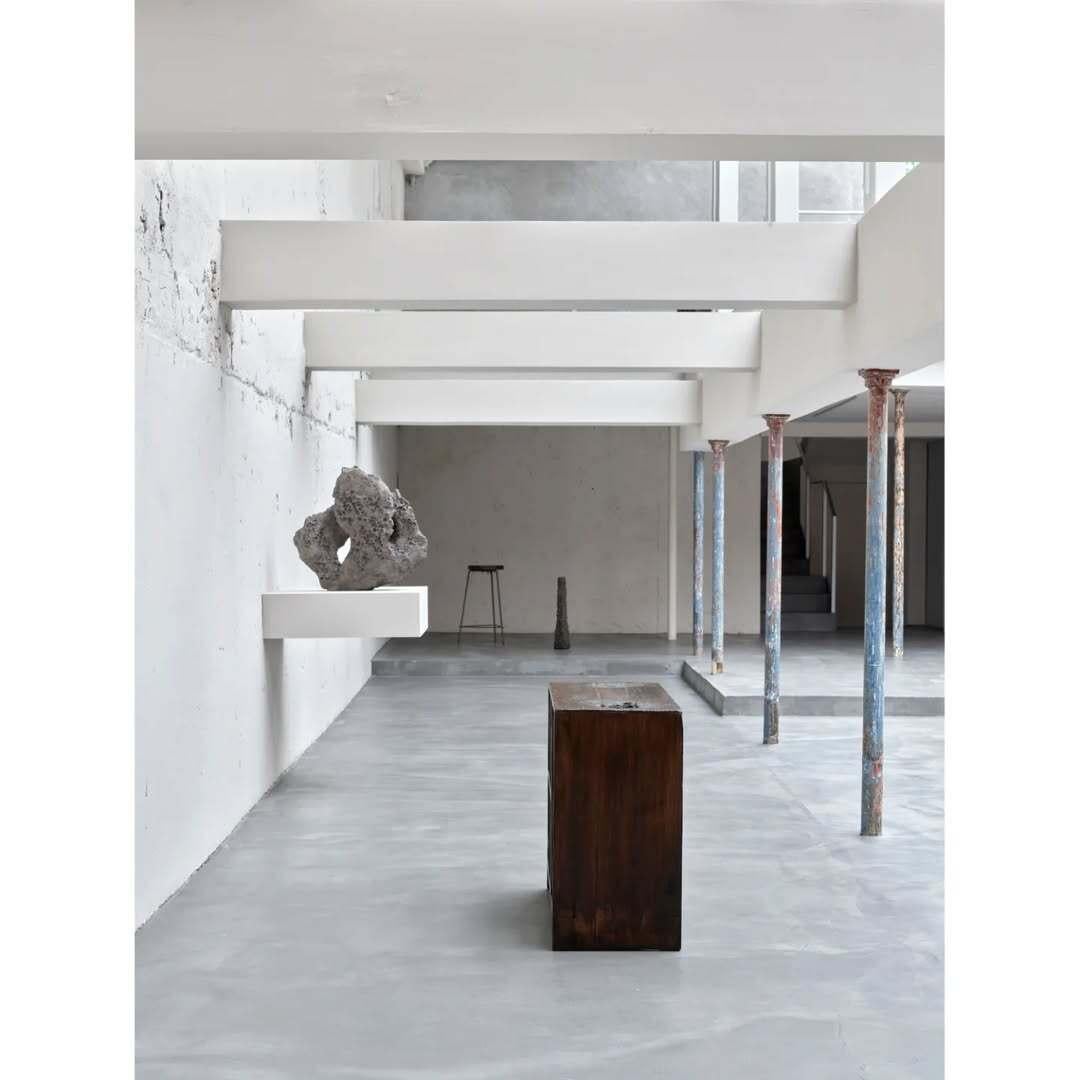 Ceramica Vaso scultoreo contemporaneo Rough Organic Form, grigio scuro di Niclas Wolf in vendita
