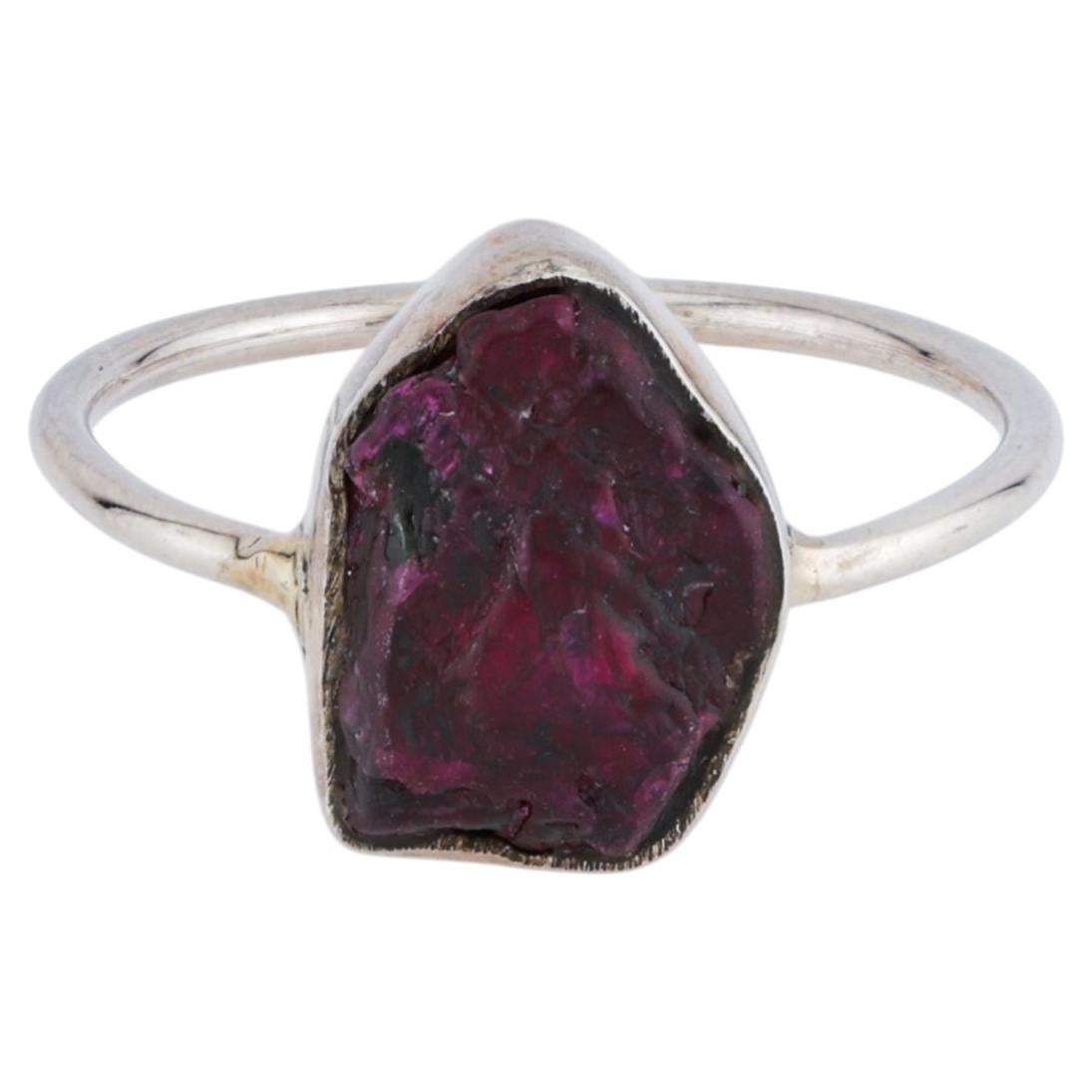 Anillo de cristal de espinela roja en bruto