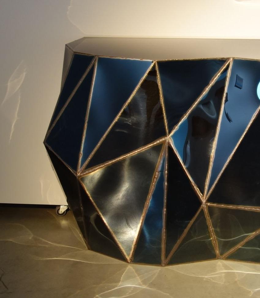 Consola Rough Split de acero inoxidable soldado pulido espejo de Julian Mayor Siglo XXI y contemporáneo en venta