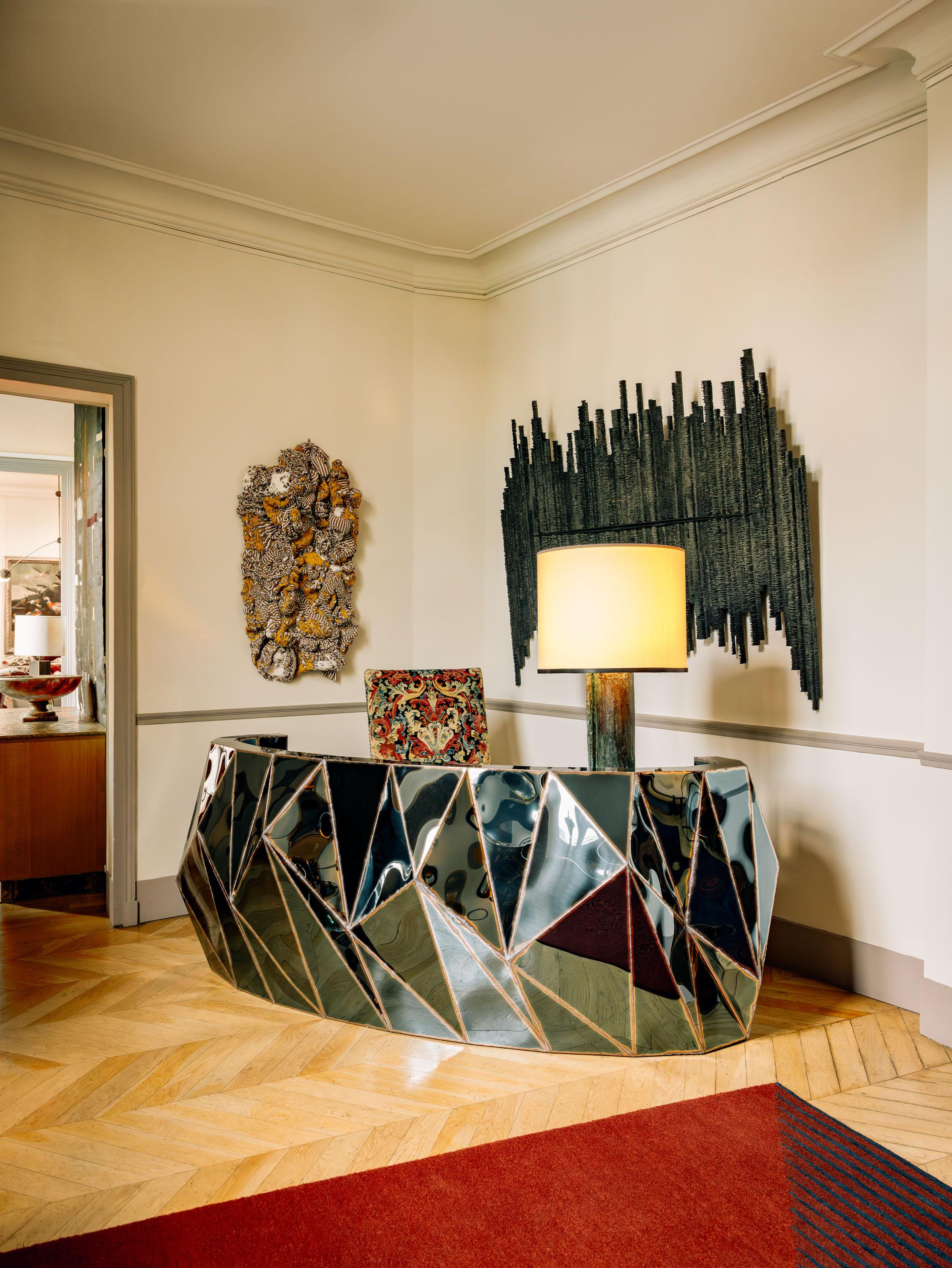 Mostrador de recepción Rough Split de acero inoxidable pulido espejo de Julian Mayor Británico en venta