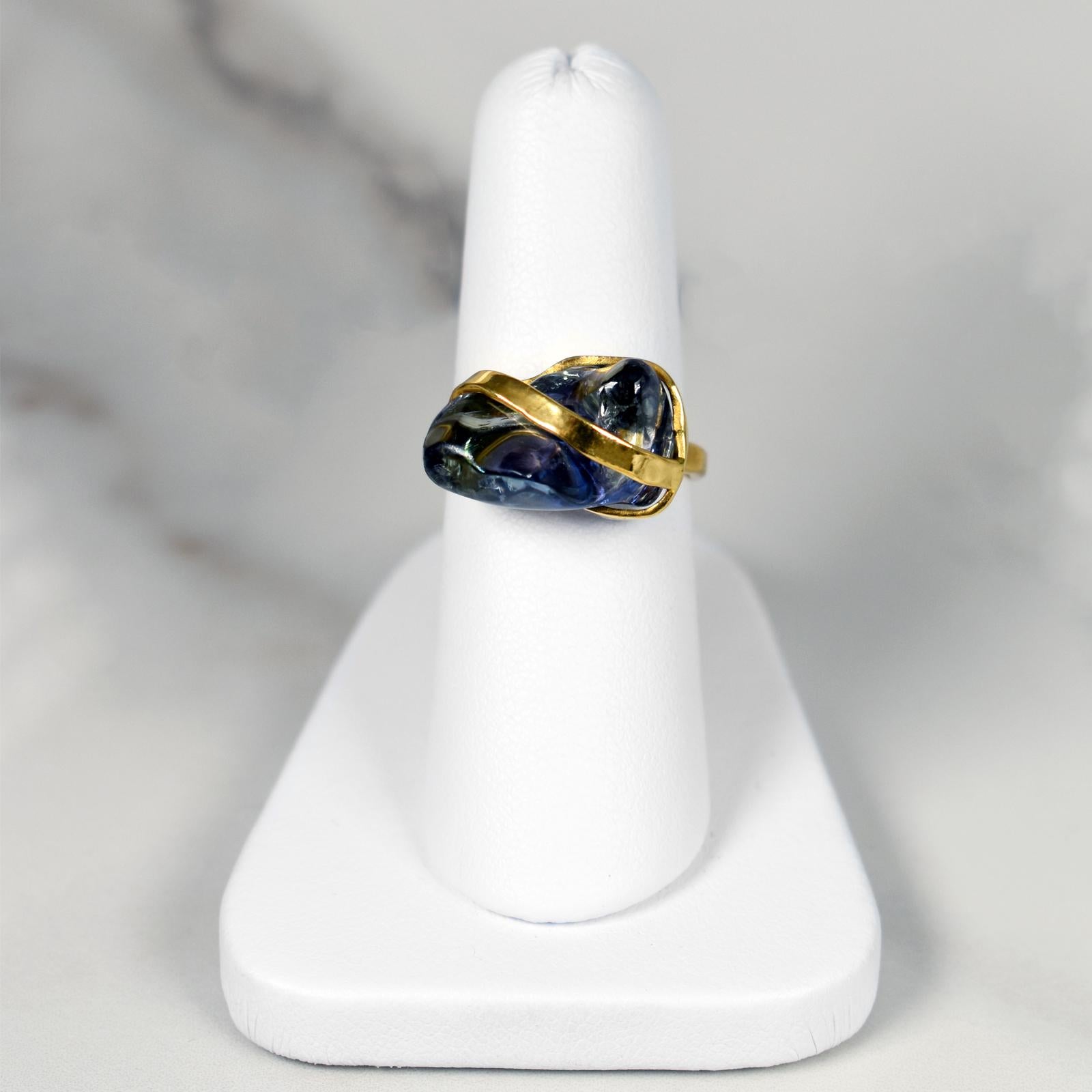 Rough Tanzanite 22 Karat Gold Ribbon Cocktail Ring In New Condition In Naples, FL