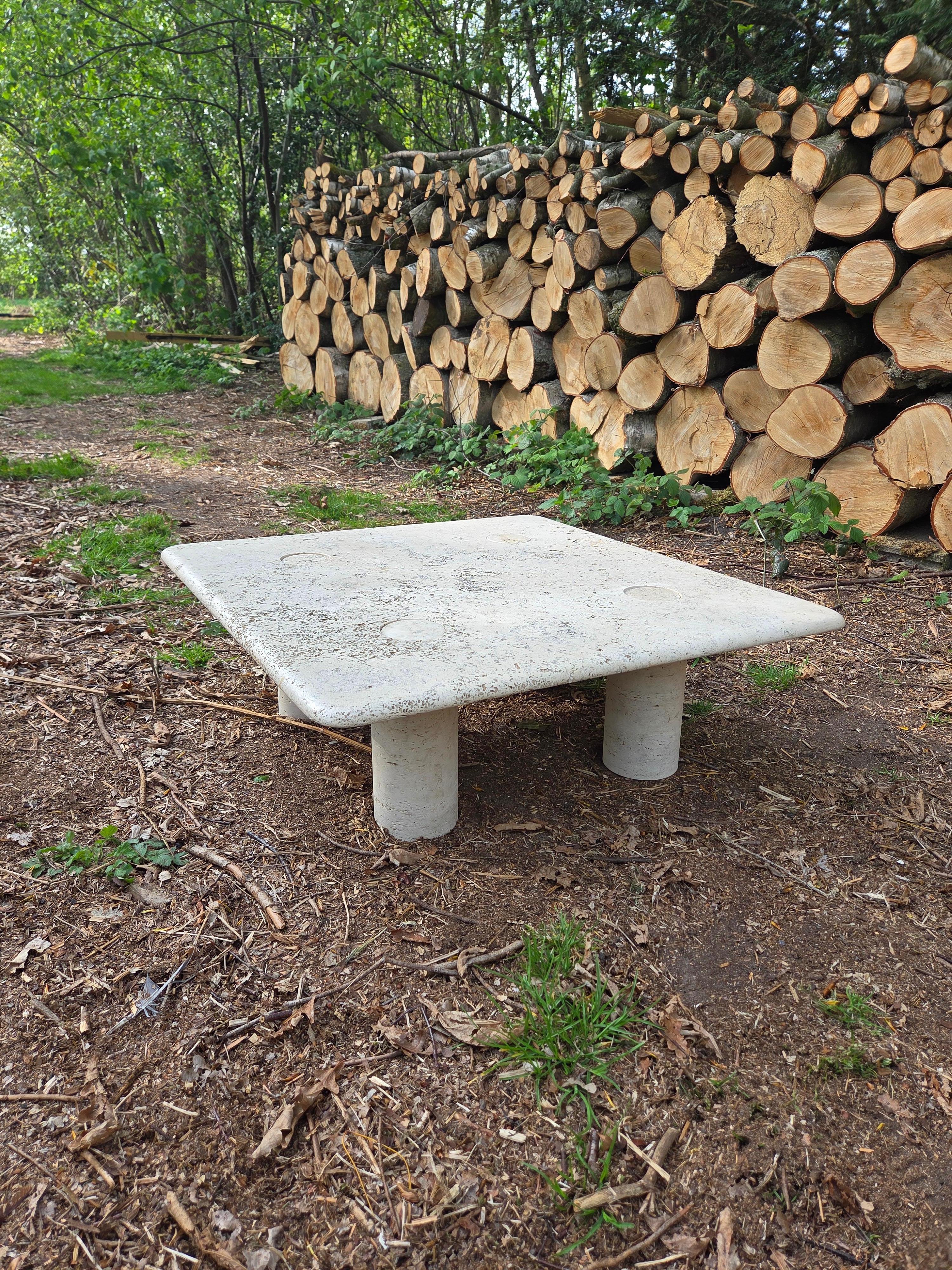 Travertin Table basse en travertin brut d'Angelo Mangiarotti pour Up & Up, fabriqué en Italie en vente