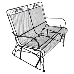 Roughbt Iron and Metal Mesh Porch Poolside Garden Glider att. to Woodard aus Eisen und Metallgeflecht