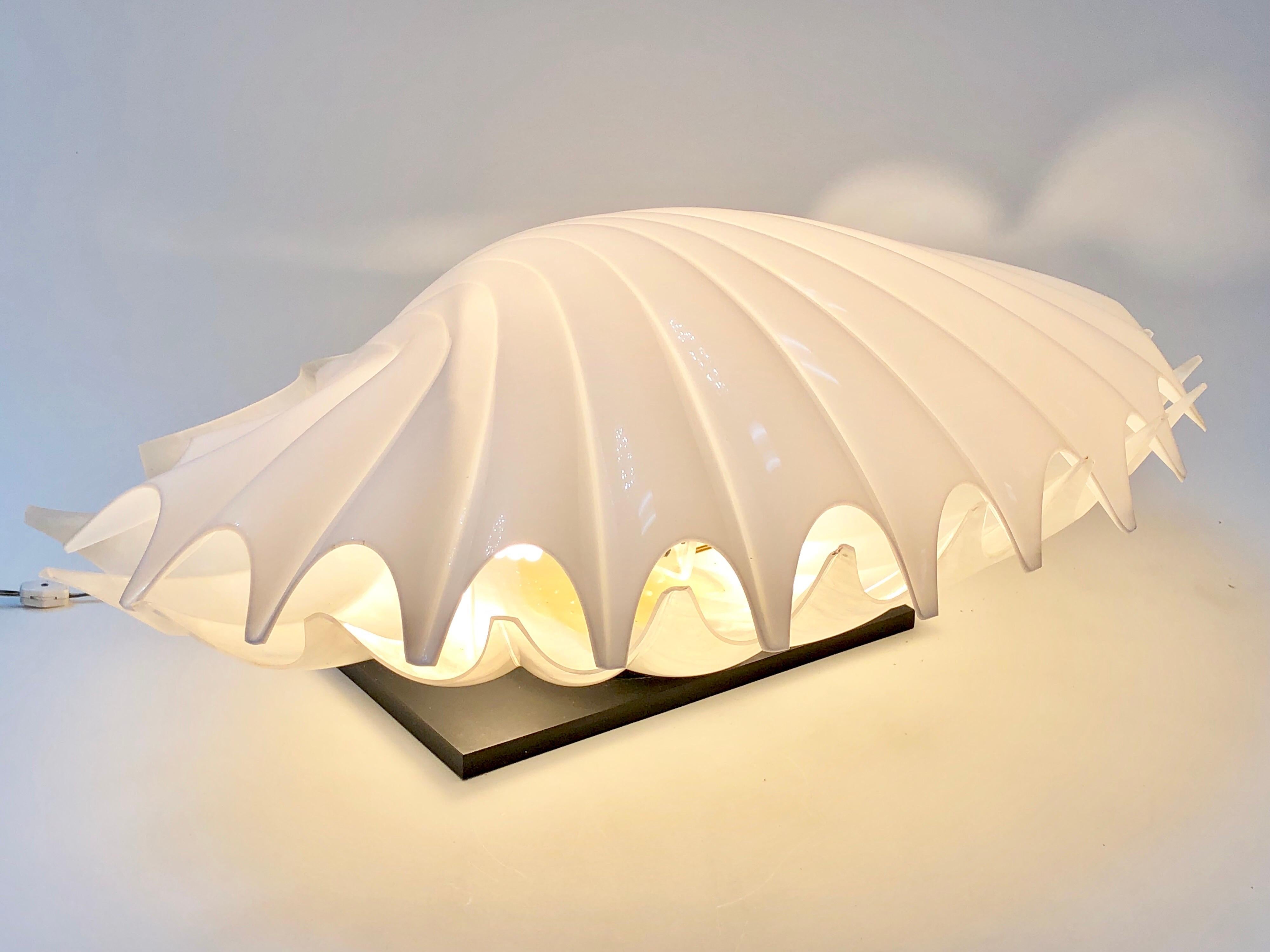 Rougier Giant Clam Lucite Lamp, 1970s In Good Condition In Miami, FL