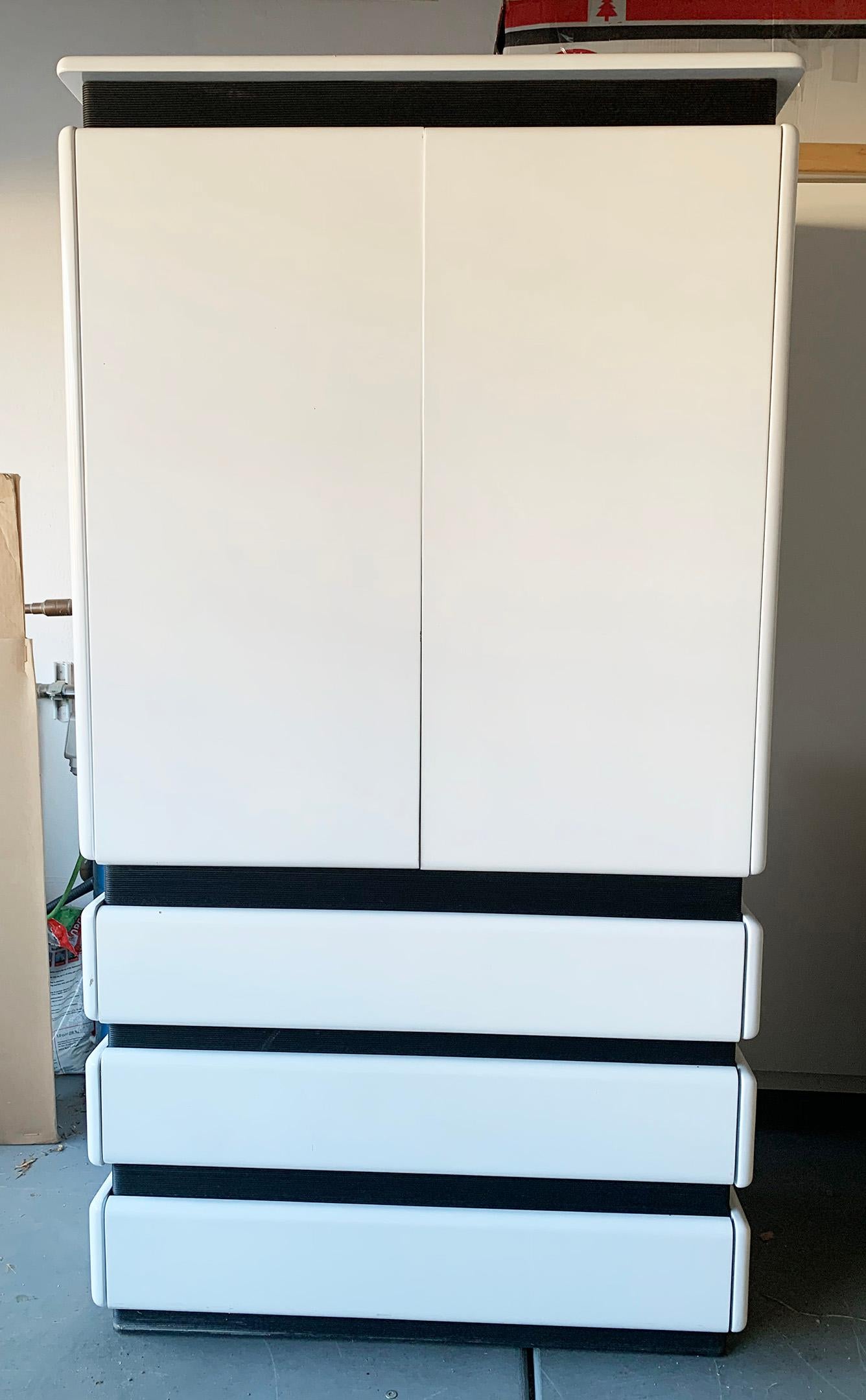 Ein absolut beeindruckender postmoderner Highboy von Rougier. Dieser Highboy hat einen klaren weißen Glanz mit schwarzen Akzenten und passt perfekt in jede moderne:: Mid-Century Modern:: Space Age oder Memphis Style Umgebung. 

Dieser Highboy ist in