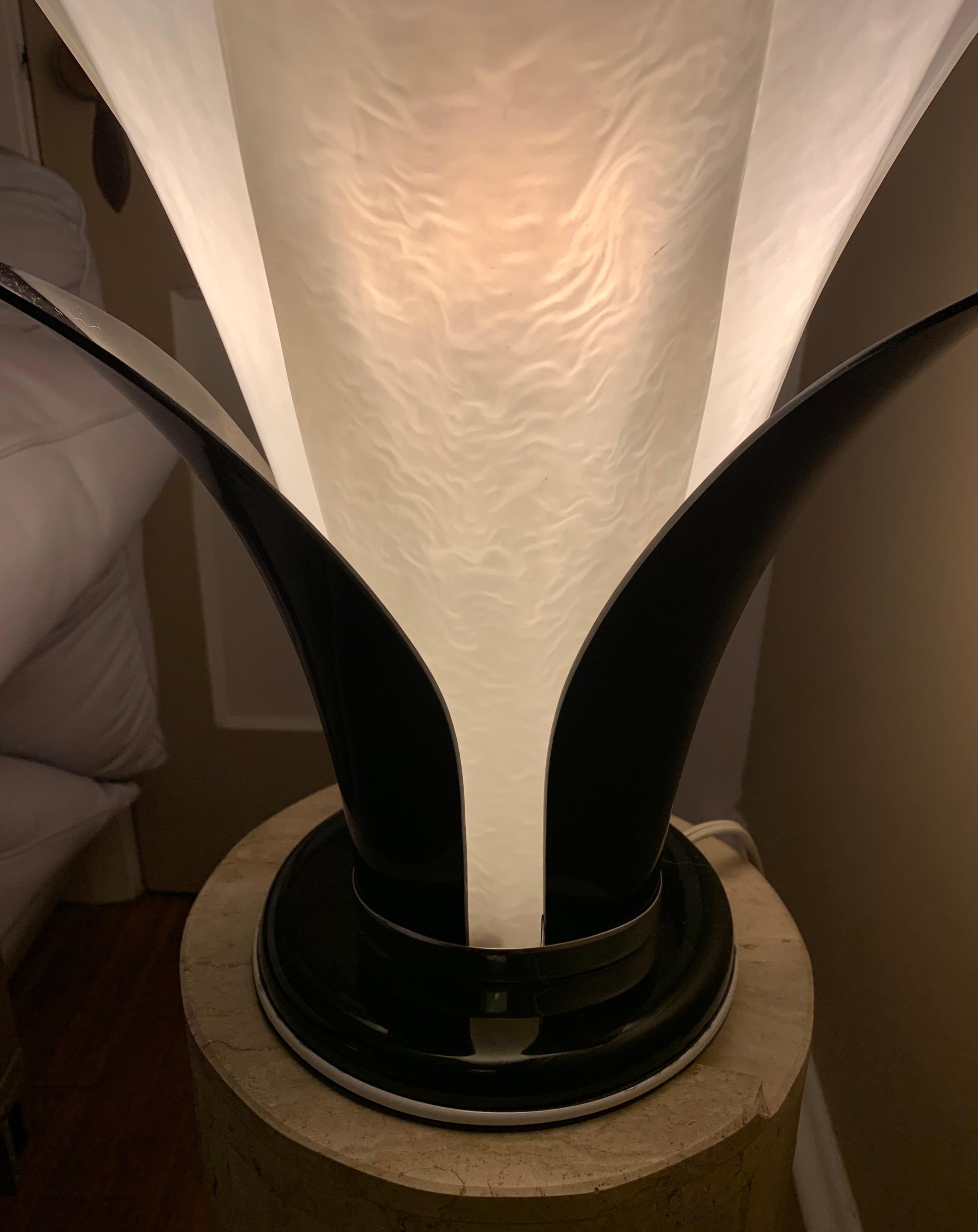 This decorative table lamp inspired by a tulip was made by Rougier in the 1970s. 

The leaves are made of PMMA opaline, a hard plastic.

This decorative table lamp is in very good vintage condition with no flaws to note. 

Looks just lovely