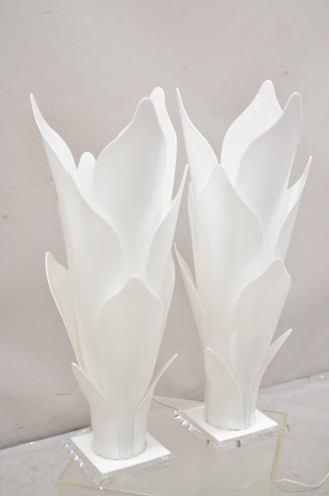 Paire de lampes de table Rougier en acrylique blanc Lucite Tulipe Feuille de fleur - Mid Century en vente 4