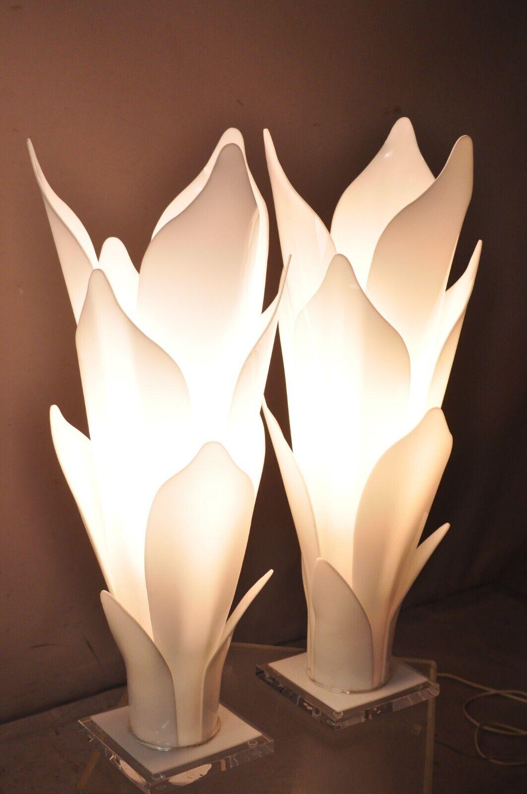 Paire de lampes à poser Rougier en acrylique blanc Lucite Tulipe Feuille de fleur Mid Century. Vers 1970. Dimensions : 29