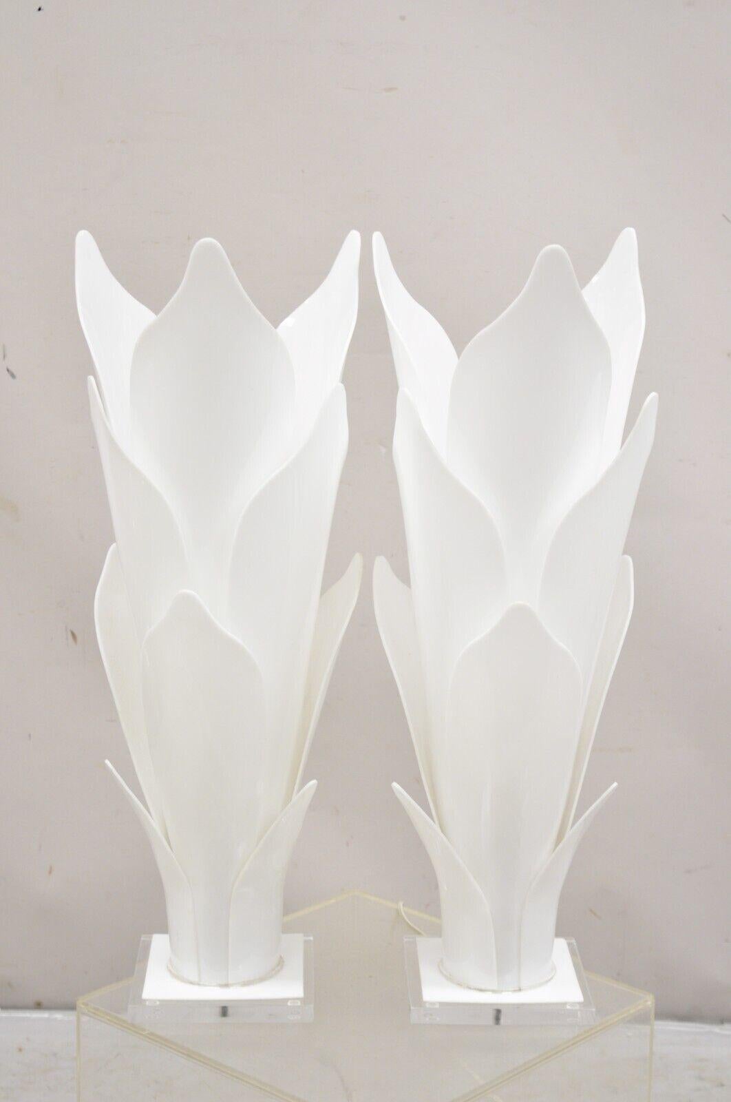 Paire de lampes de table Rougier en acrylique blanc Lucite Tulipe Feuille de fleur - Mid Century Bon état - En vente à Philadelphia, PA