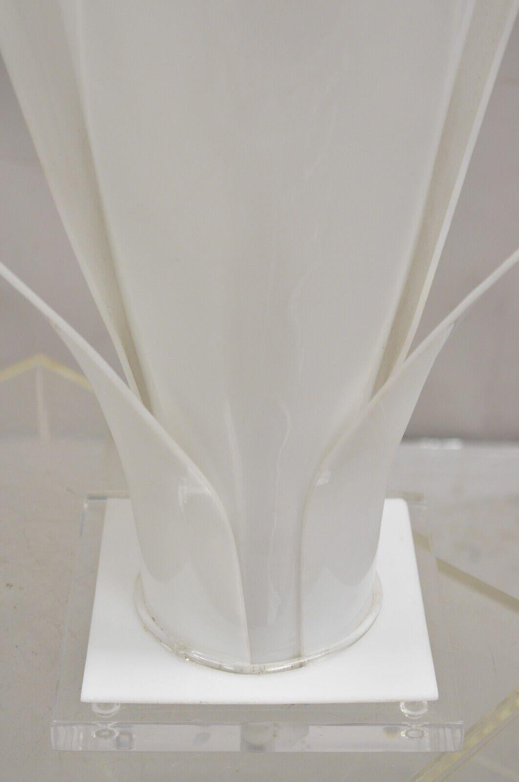 Paire de lampes de table Rougier en acrylique blanc Lucite Tulipe Feuille de fleur - Mid Century en vente 1