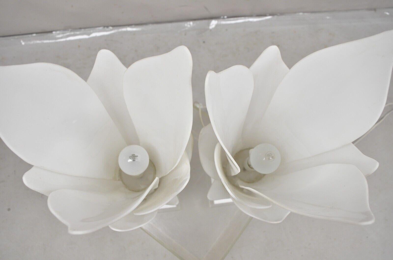Paire de lampes de table Rougier en acrylique blanc Lucite Tulipe Feuille de fleur - Mid Century en vente 2