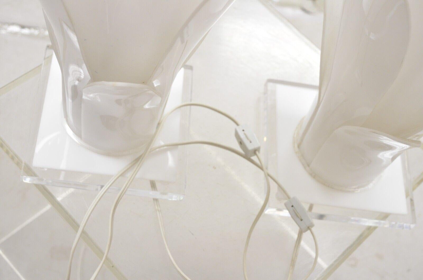 Paire de lampes de table Rougier en acrylique blanc Lucite Tulipe Feuille de fleur - Mid Century en vente 3