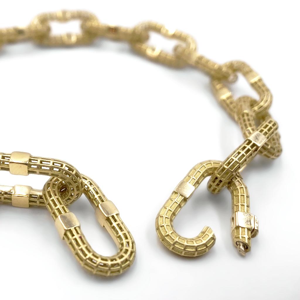 Pulsera Signature Links intrincadamente elaborada a mano en oro amarillo de 18 quilates acabado mate con detalles en oro amarillo de 18 quilates pulido a alto brillo y un robusto cierre oculto de bisagra con pulsador. Estampado y Hallmarked.

Sobre