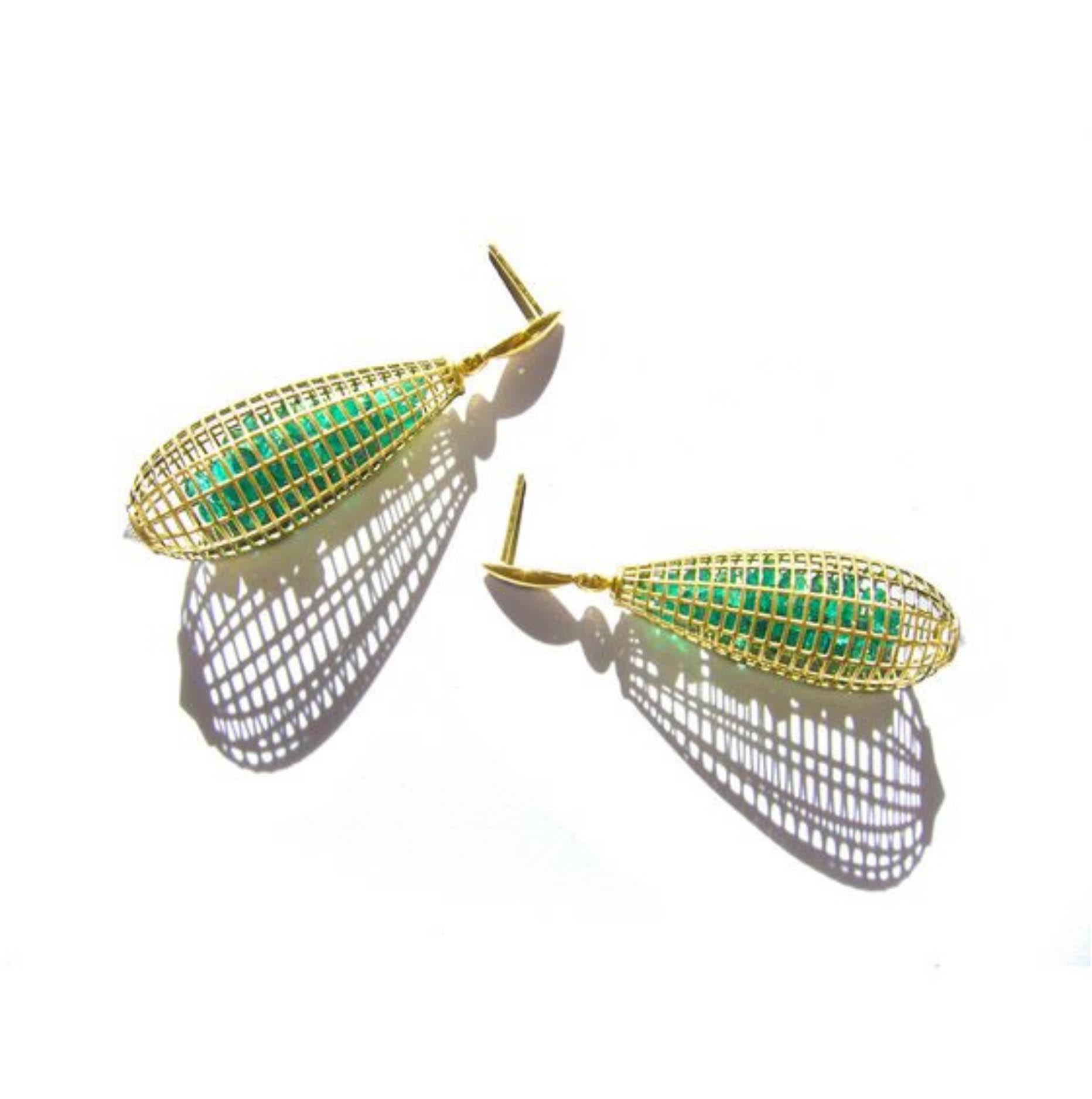 Round Cut Roule & Co. 18k Yellow Gold Emerald Sapphire Teardrop Earrings For Sale