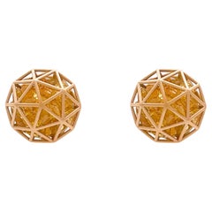 Roule & Co. Clous d'oreilles Shaker Decagon en or jaune 18 carats avec saphirs jaunes