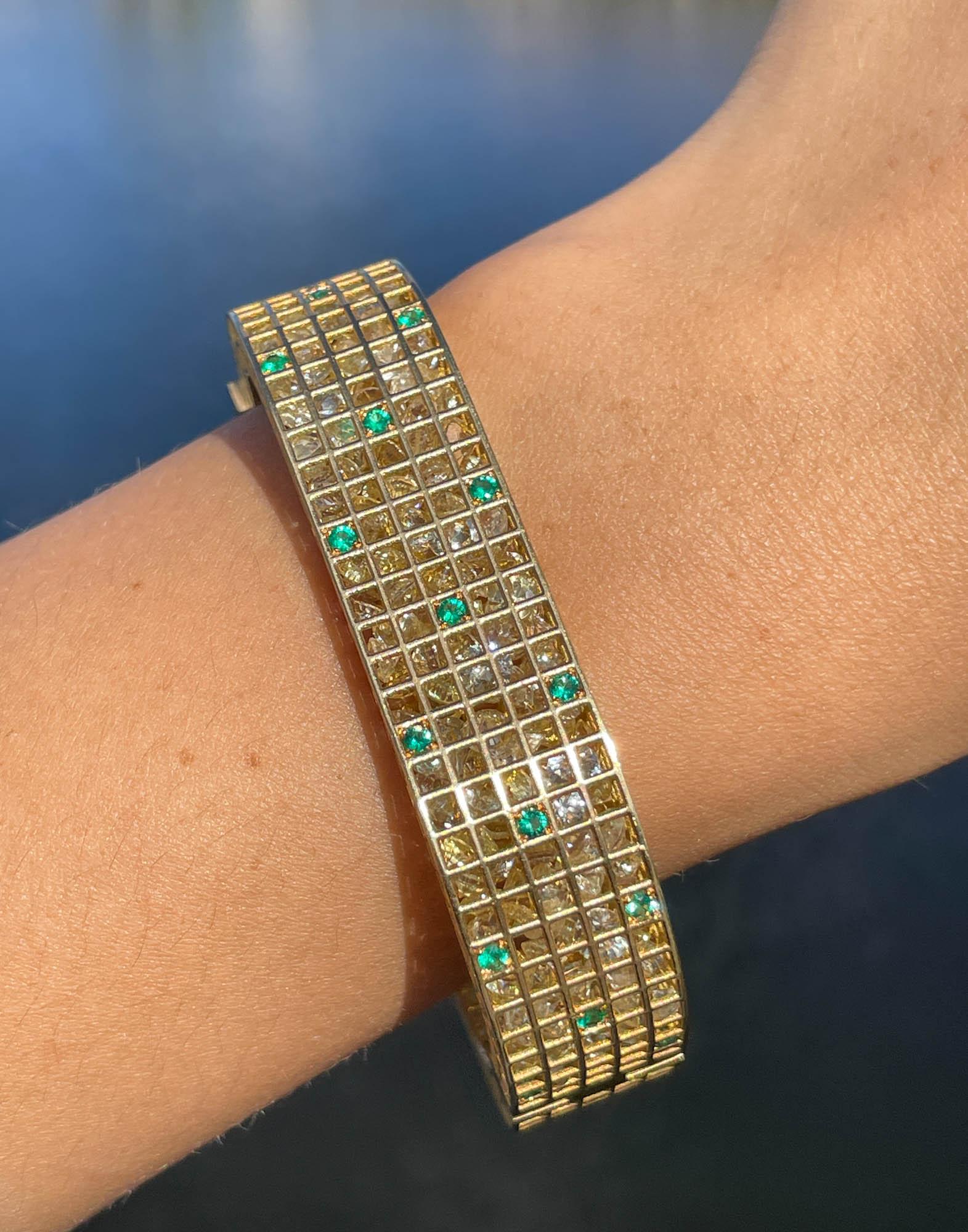 Roule & Co. Pixel Dust-Armband aus 18 Karat Gelbgold mit gelbem Saphir, Smaragd und Diamant (Rundschliff) im Angebot