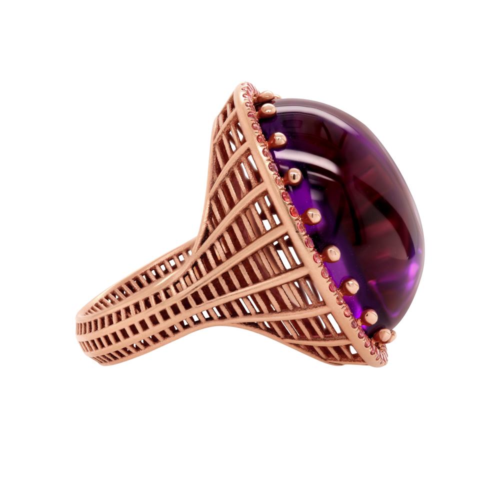 Taille cabochon Roule & Co Bague cocktail en or rose 18 carats avec cabochon d'améthyste et saphir rose en vente