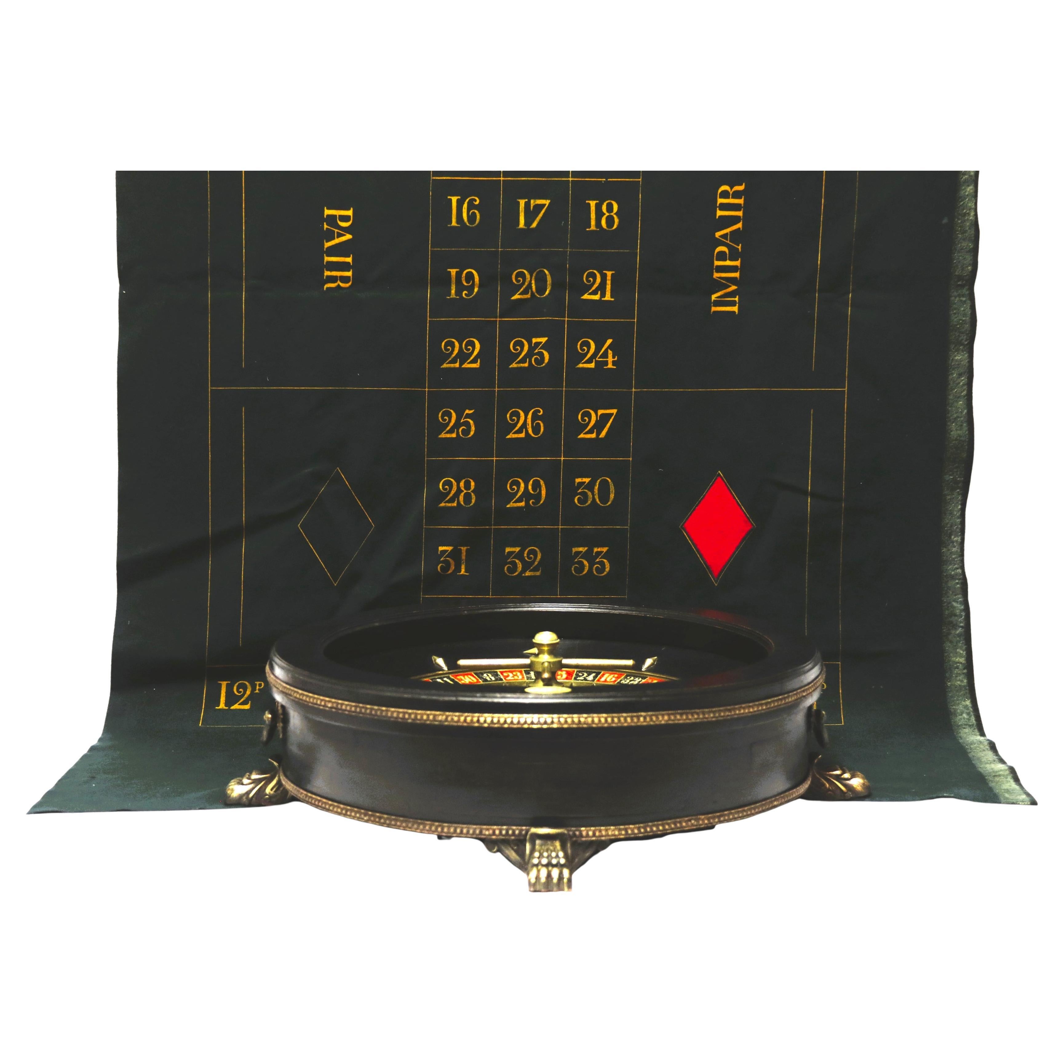 Cette impressionnante roulette française de grande qualité est construite en bois ébonisé, probablement du hêtre.

Le mécanisme est en laiton et tourne en douceur pendant une longue période.  Il est actionné en tournant les poignées situées sur le