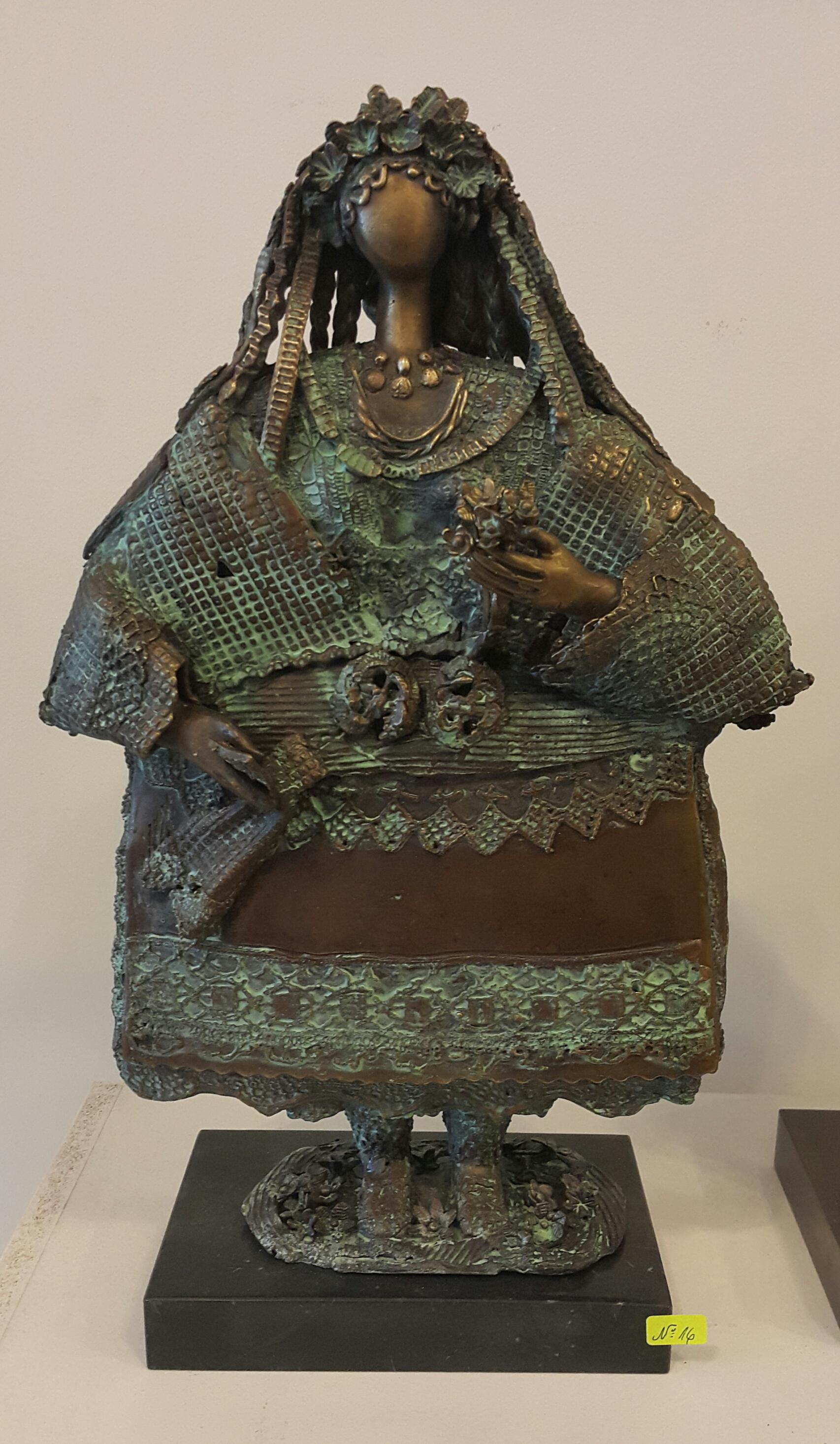 Roumyana Roussinowa Figurative Sculpture – Bride von Bitolia