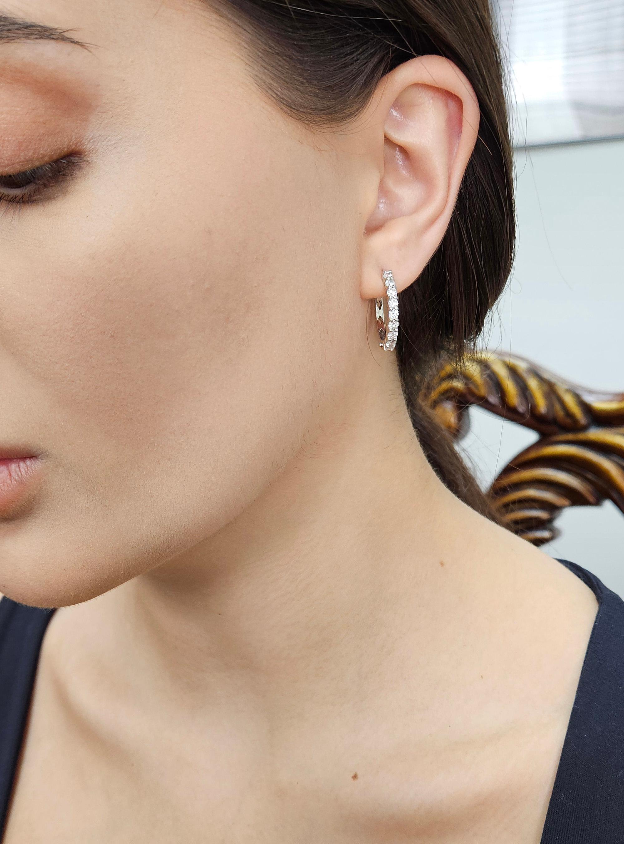Créoles 22 mm de succession en or blanc 14 carats avec diamants naturels ronds de 1,10 carat en vente 8
