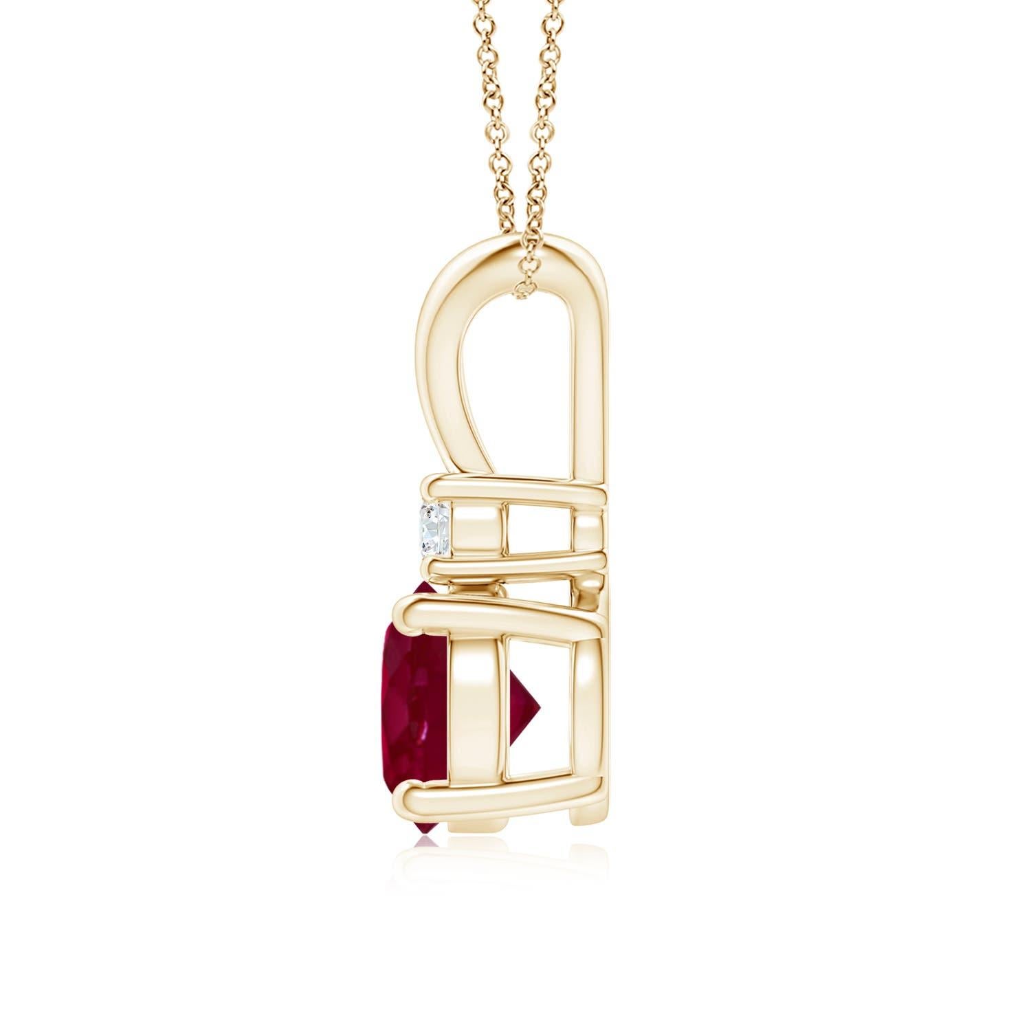 Ce pendentif en rubis serti de quatre griffes présente un mélange parfait de style et de beauté. Un diamant lustré surmontant la pierre précieuse rouge violacé en rehausse le charme. Ce pendentif solitaire classique en rubis avec une boucle en V